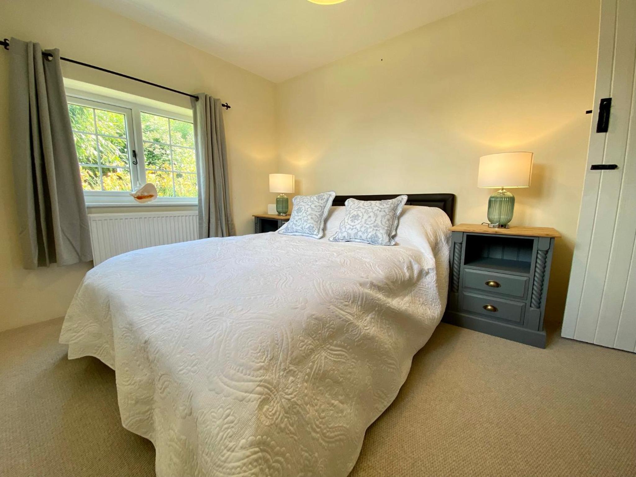 Five-Bedroom House photo 3