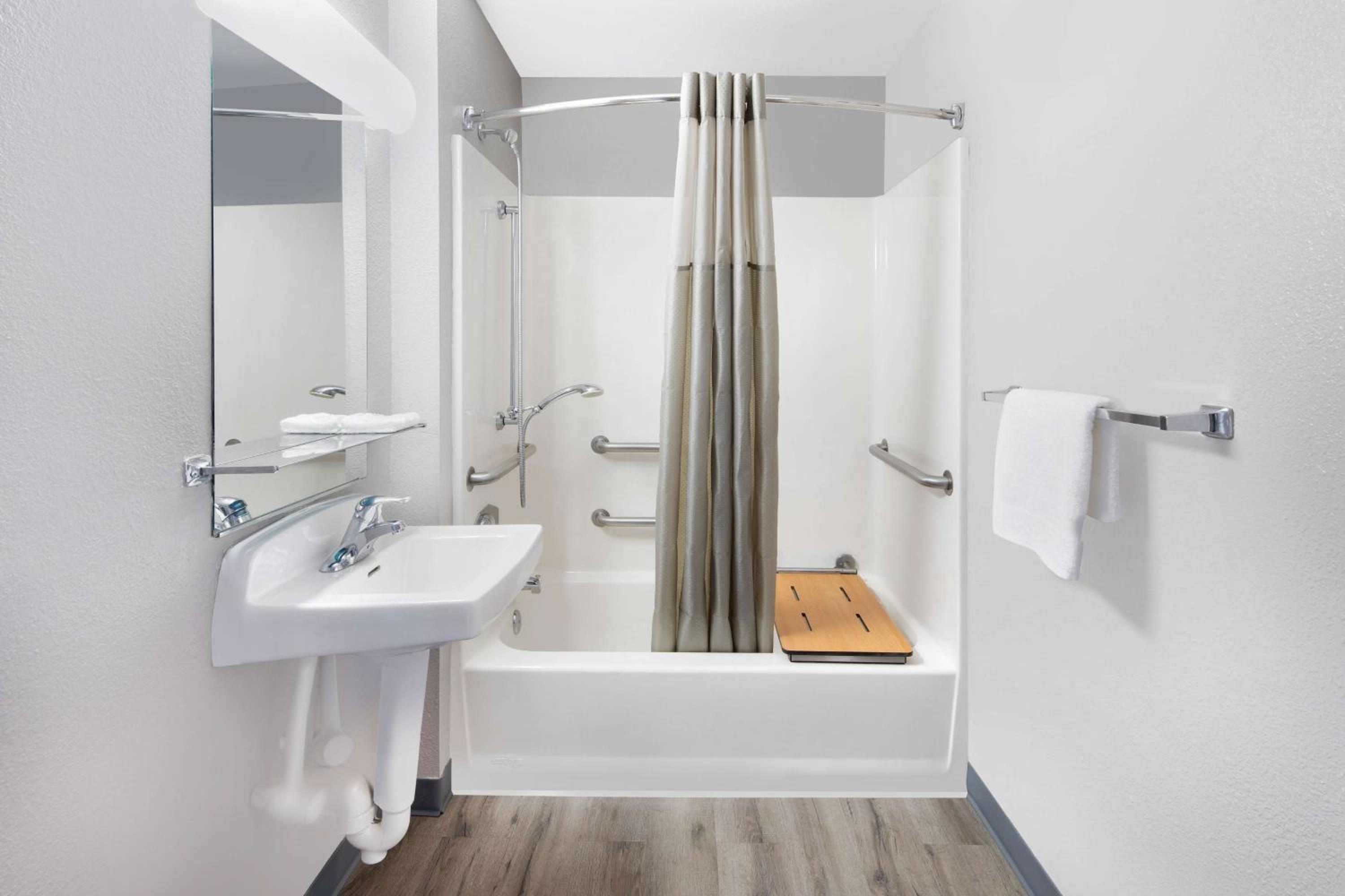 Double Room - Disability Access photo 3