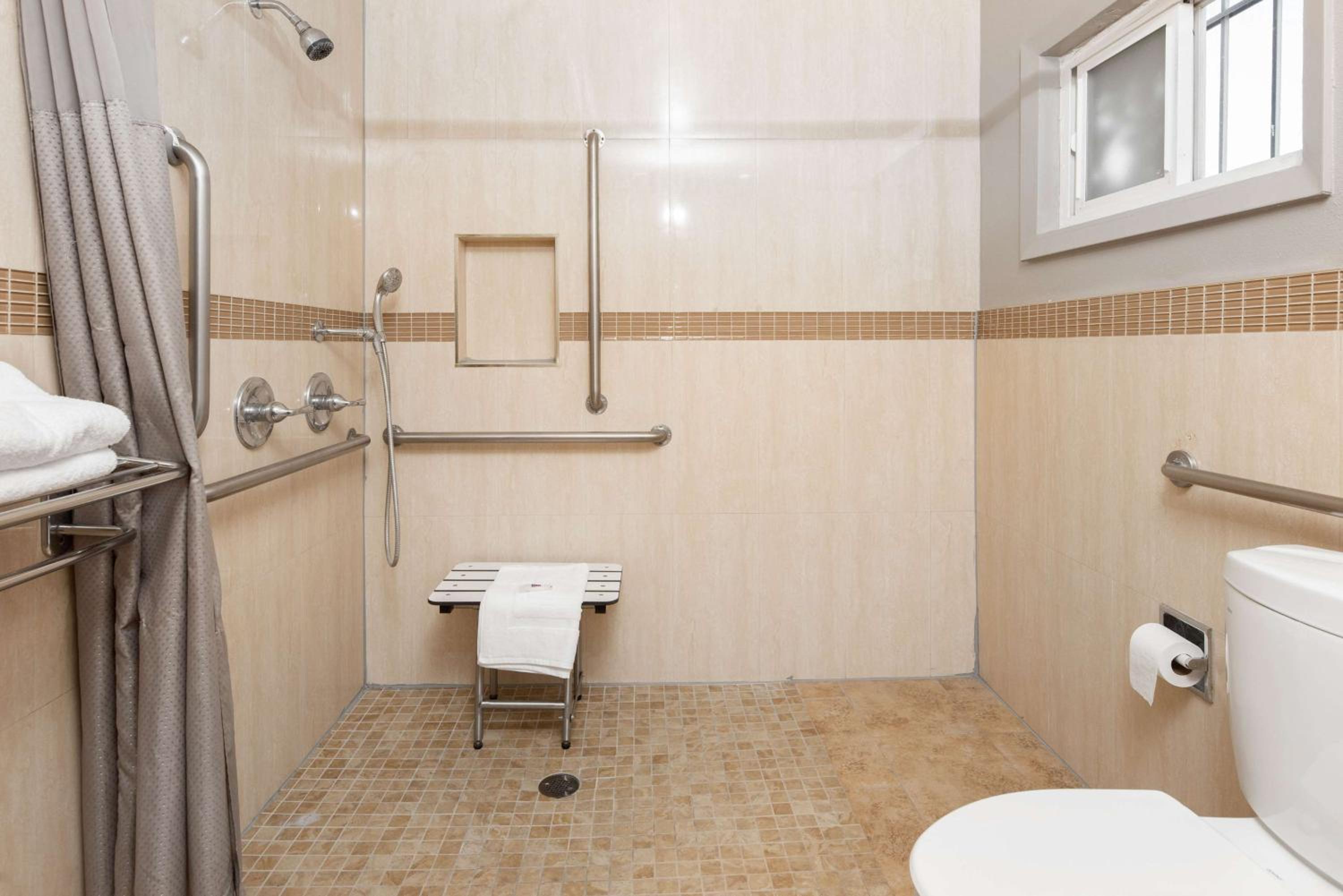 King Room with Roll-in Shower - Disability Access - Non-Smoking - Photo 6