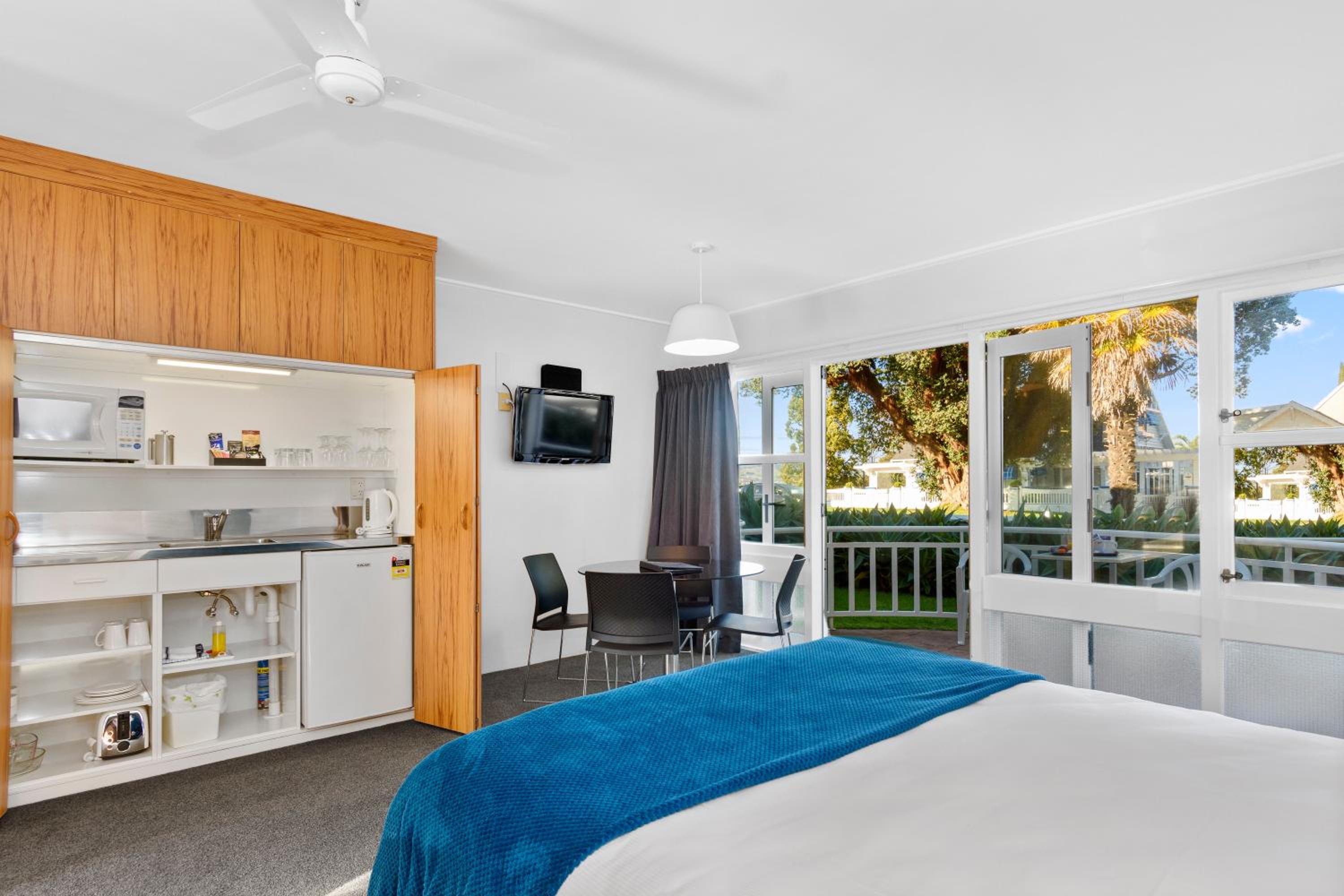 Family King Studio with Patio and Avenue Views