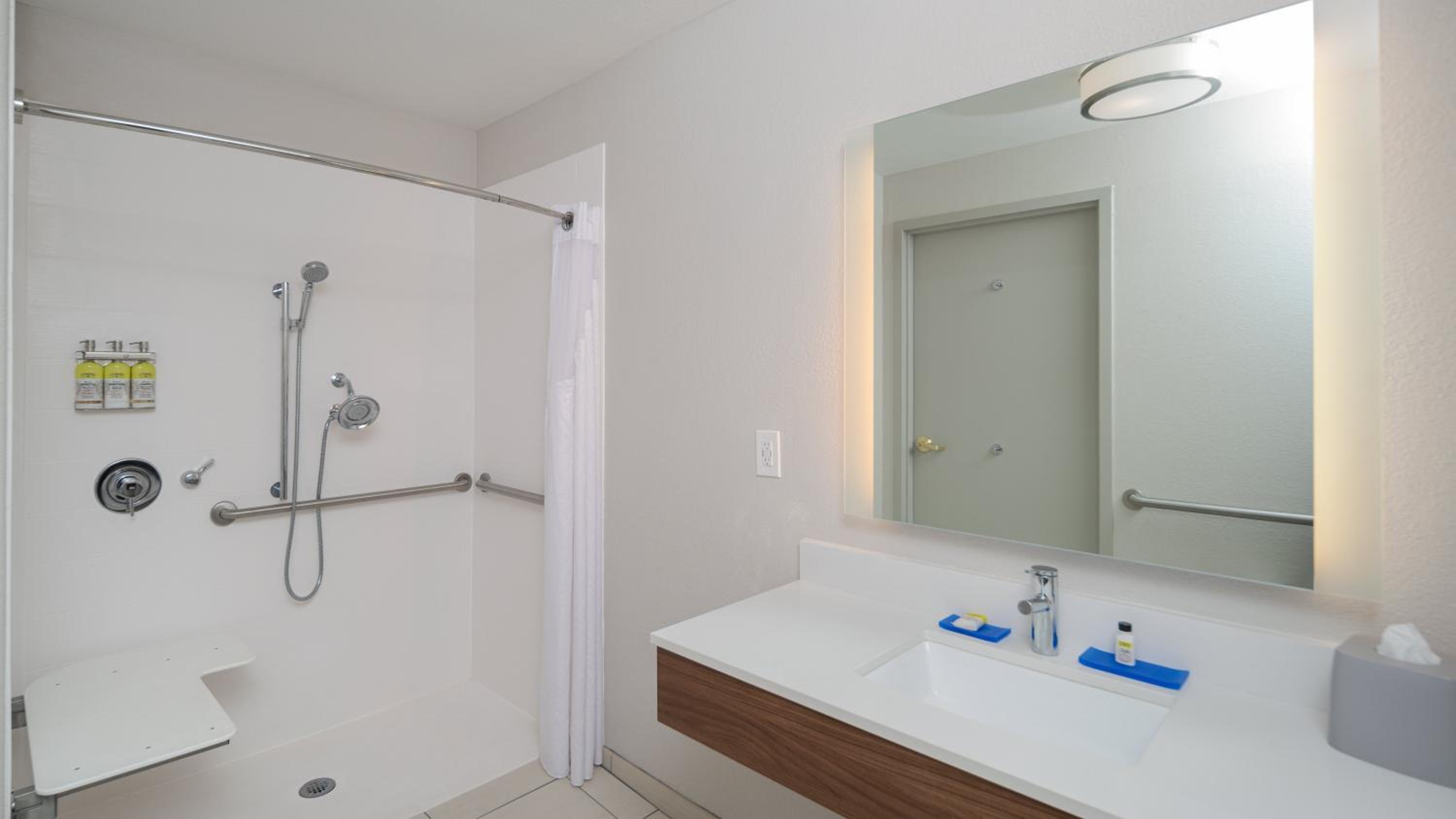 Standard King Room - Accessible photo 3