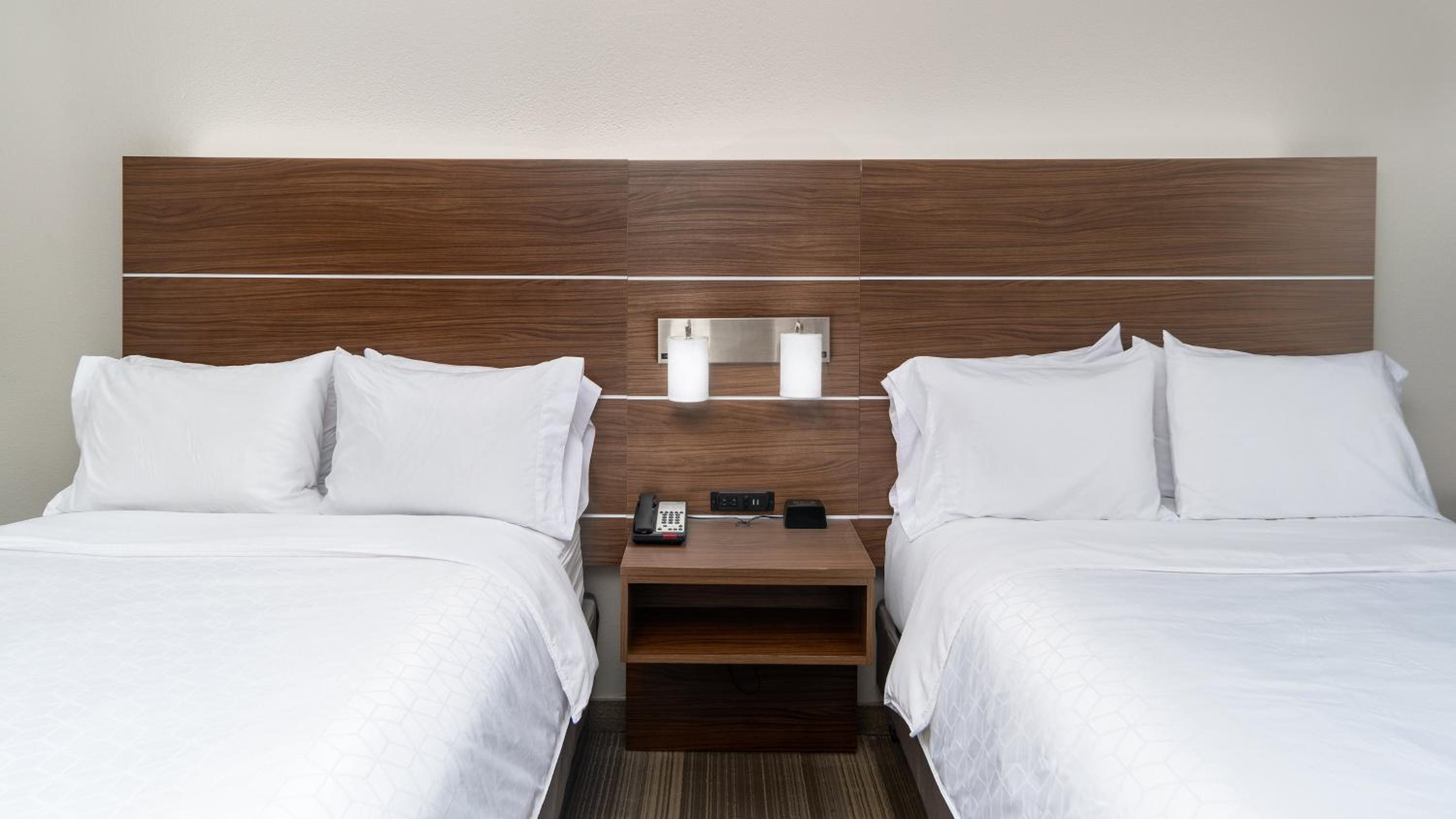 Standard Room with Two Queen Beds - Photo 4