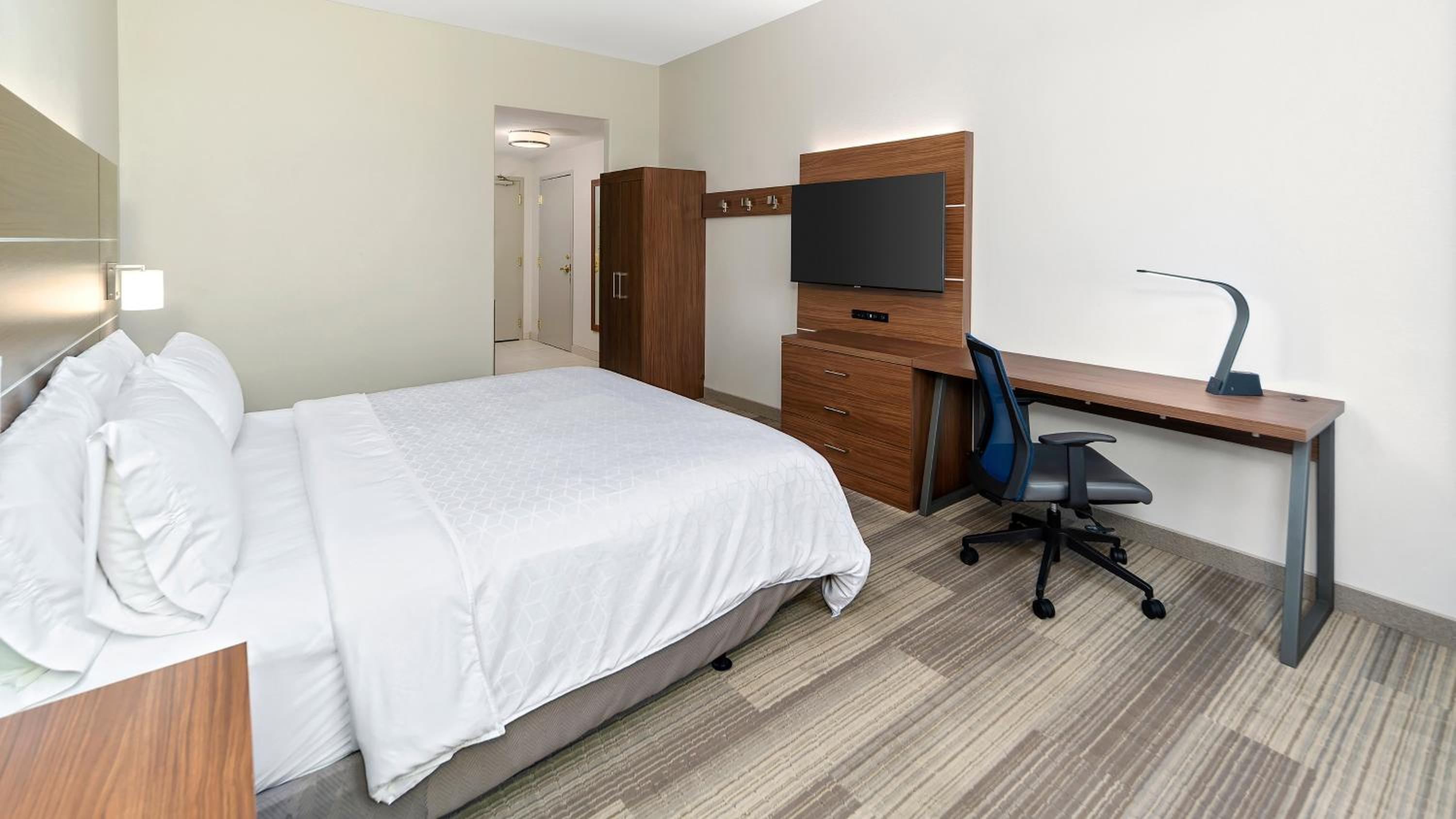 Standard King Room - Accessible photo 2