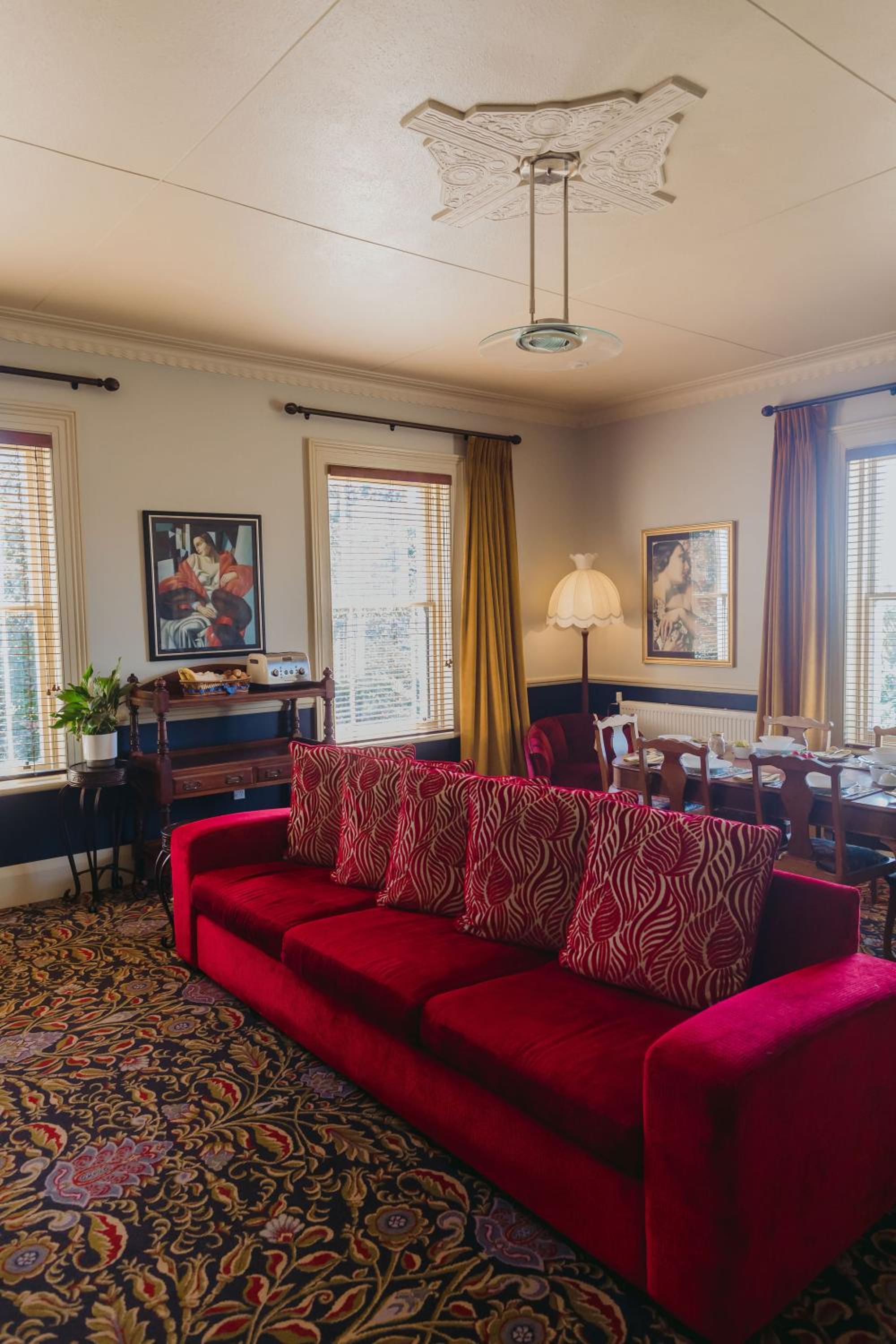 Deluxe King Room - Photo 7