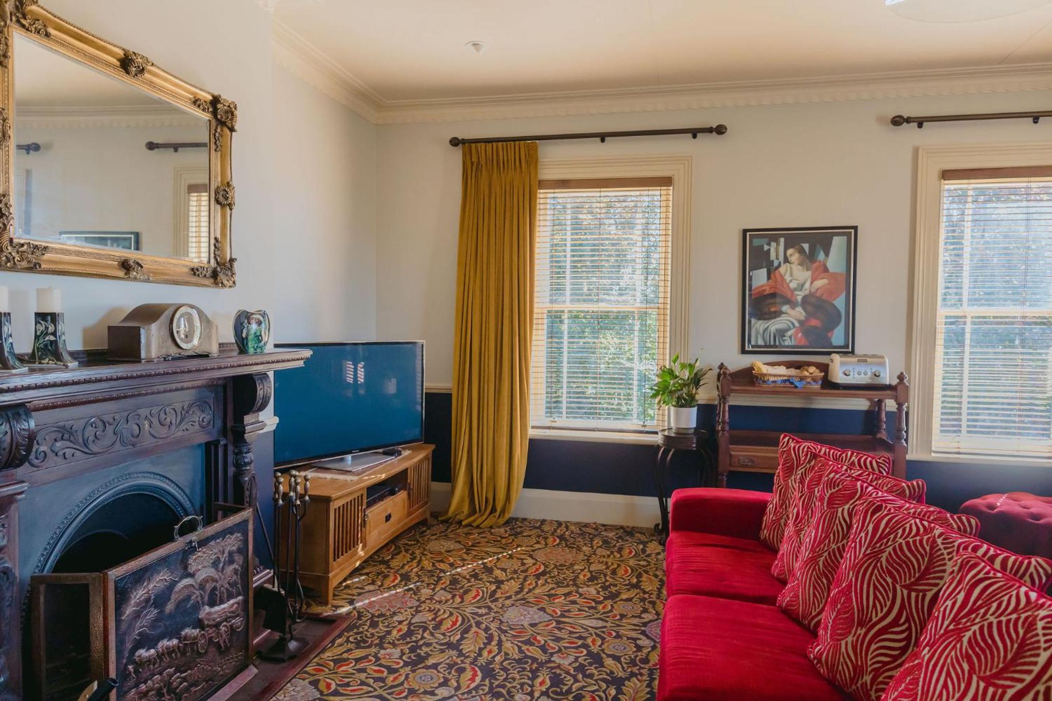 Deluxe King Room - Photo 8