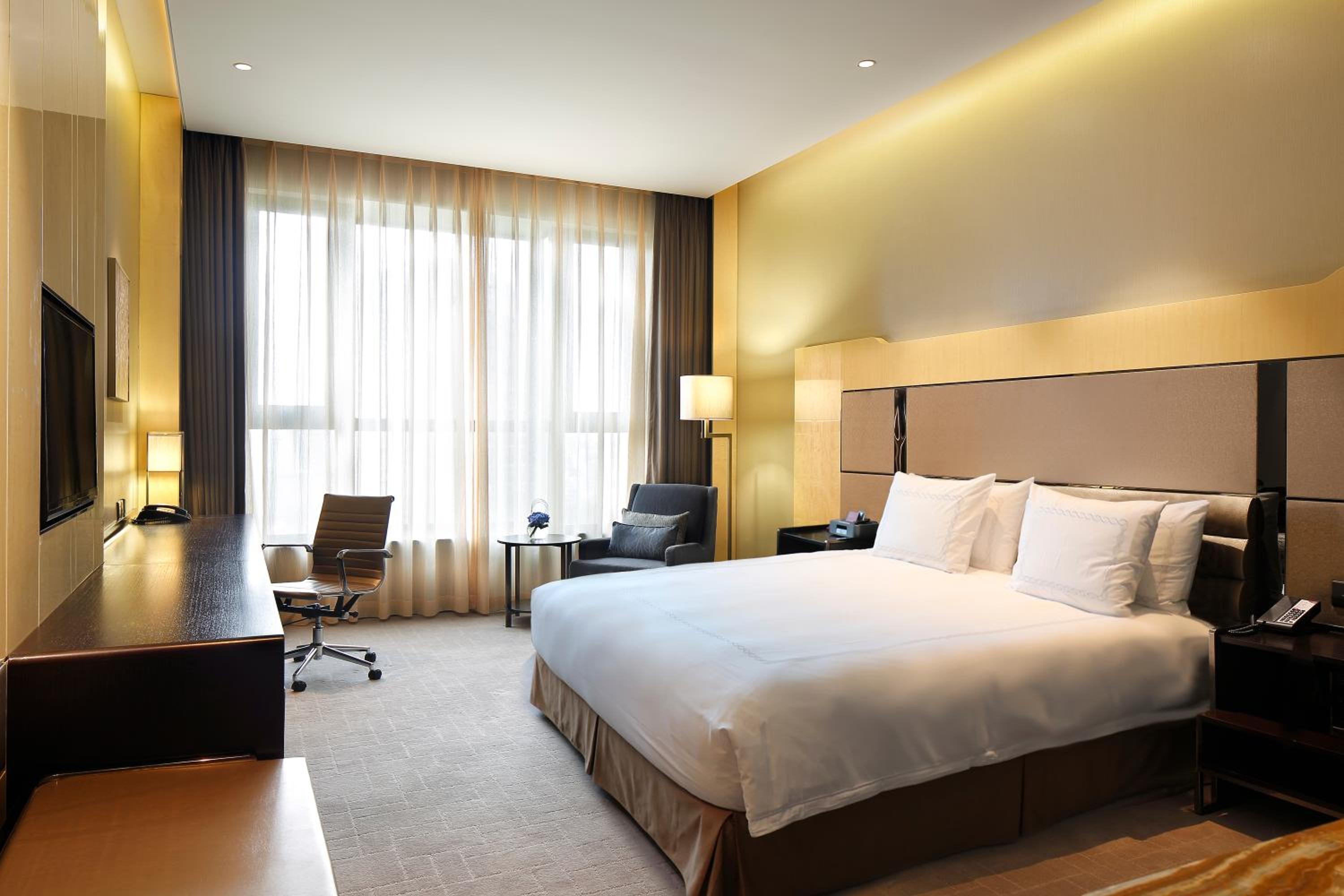 Standard King Room with City View