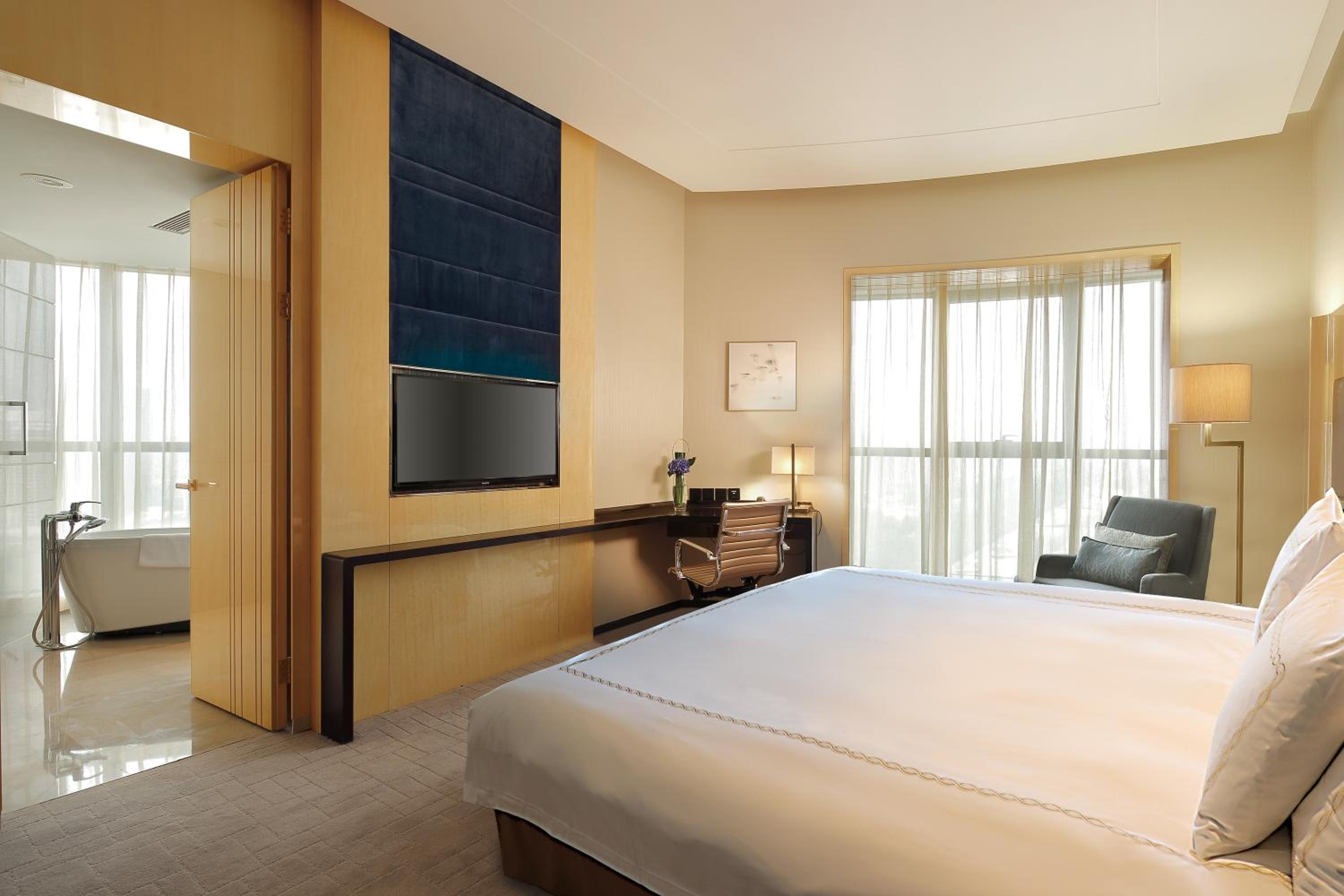 One-Bedroom Suite with Bath View