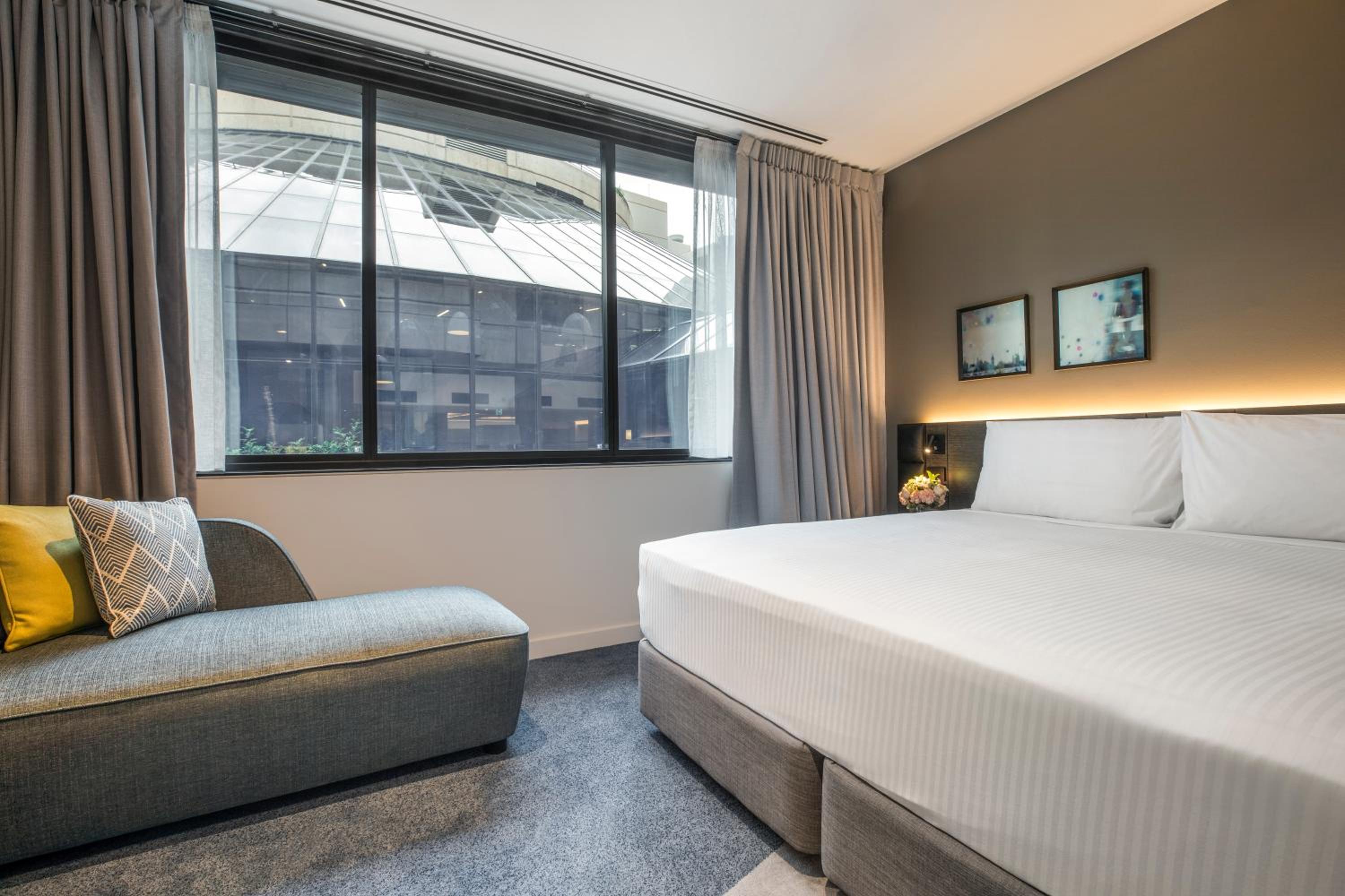Standard King Room - Photo 11