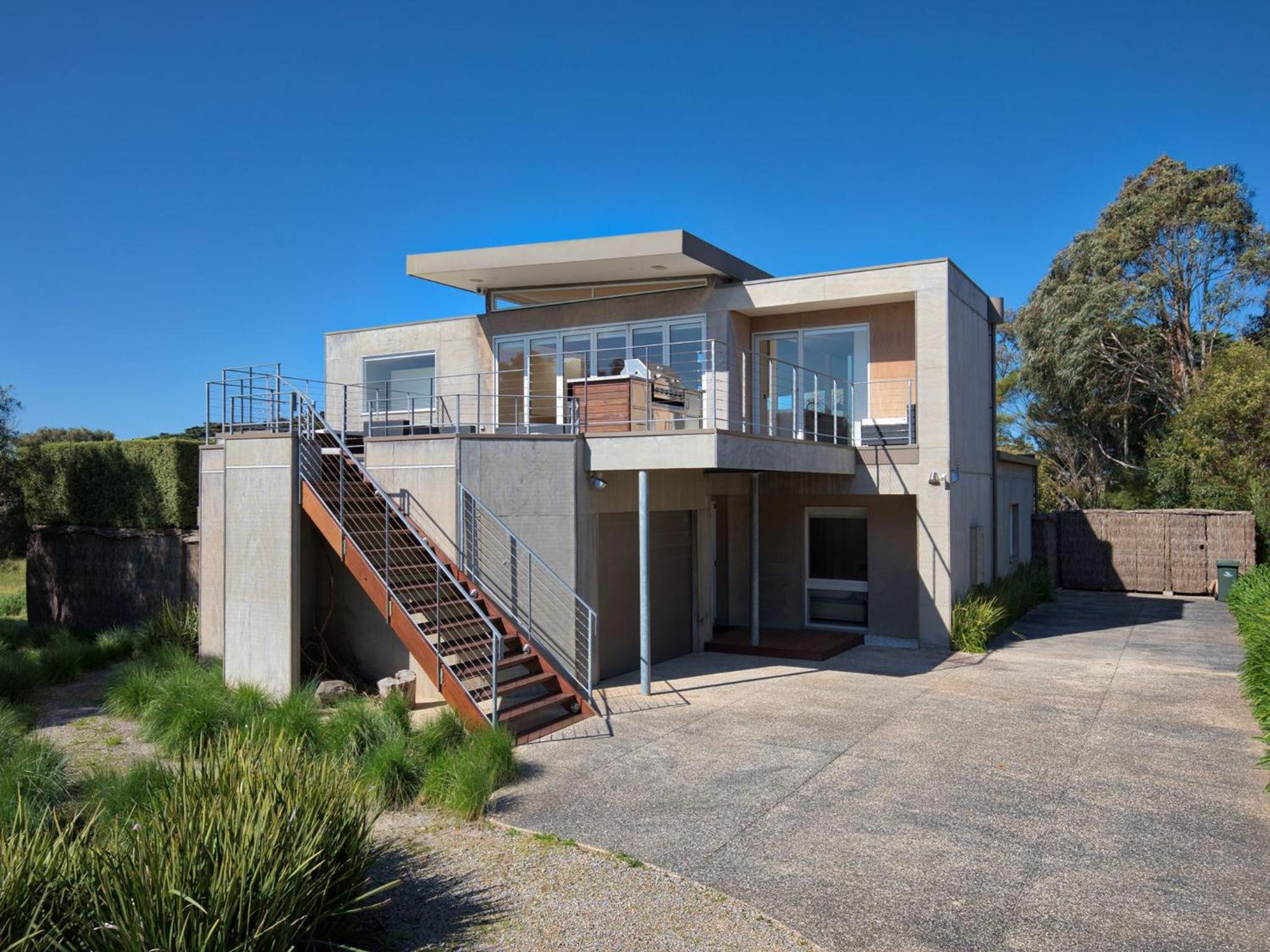 Five-Bedroom House photo 2