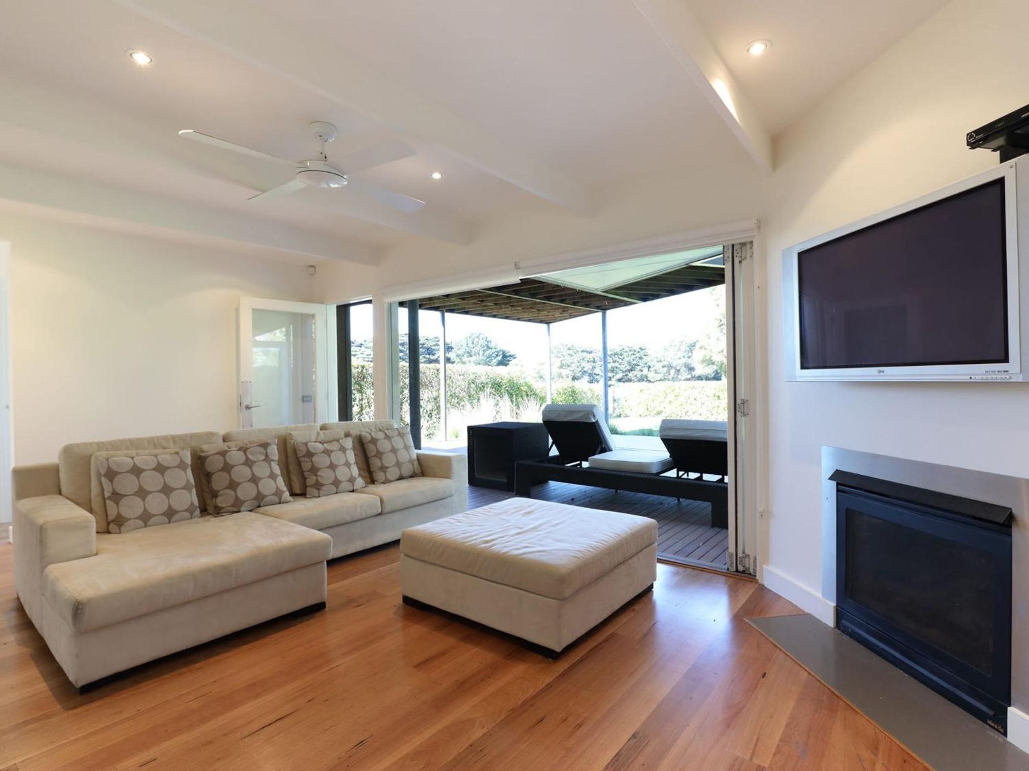 Five-Bedroom House photo 1