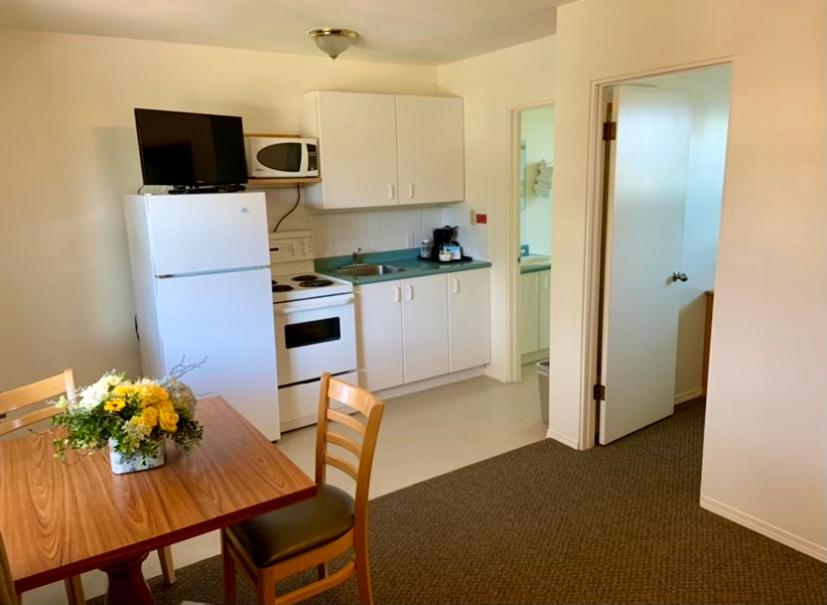One-Bedroom Suite with Kitchen - Photo 4