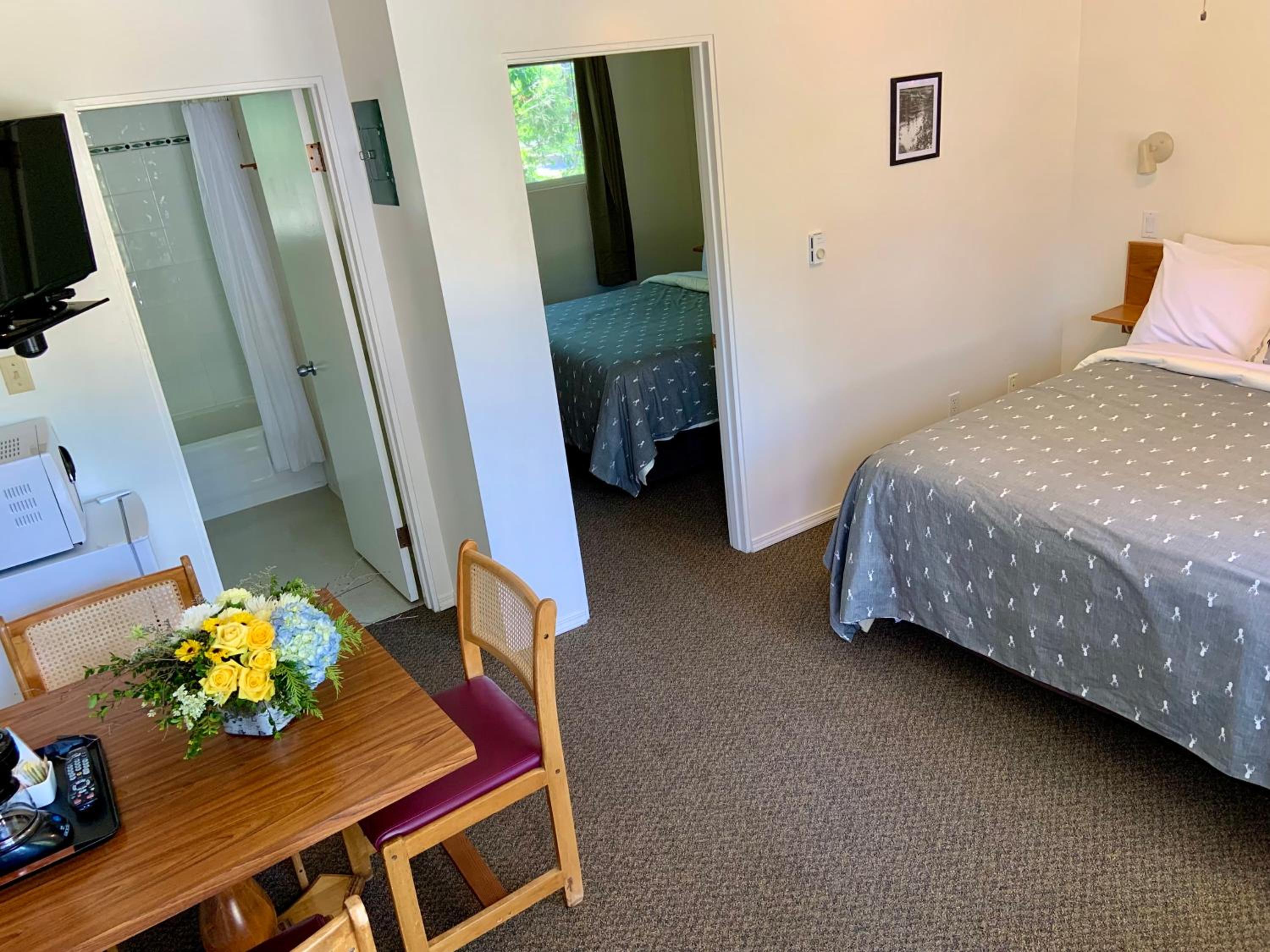 Queen Room with Two Queen Beds - Photo 3