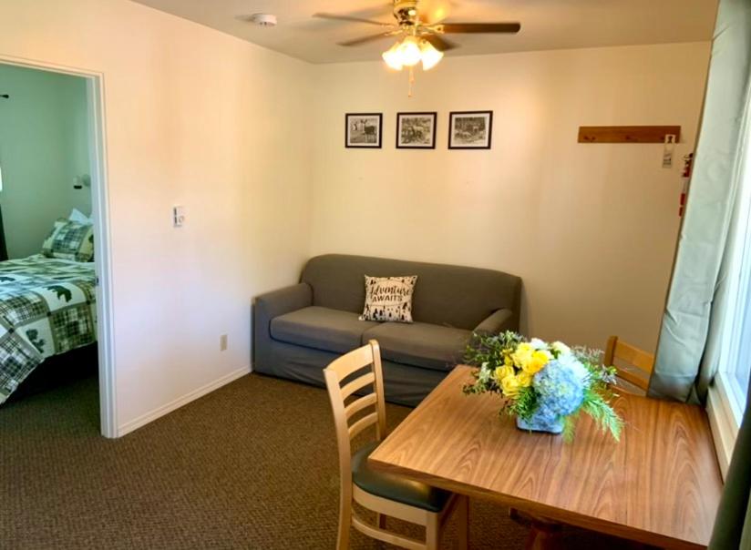 One-Bedroom Suite with Kitchen - Photo 7