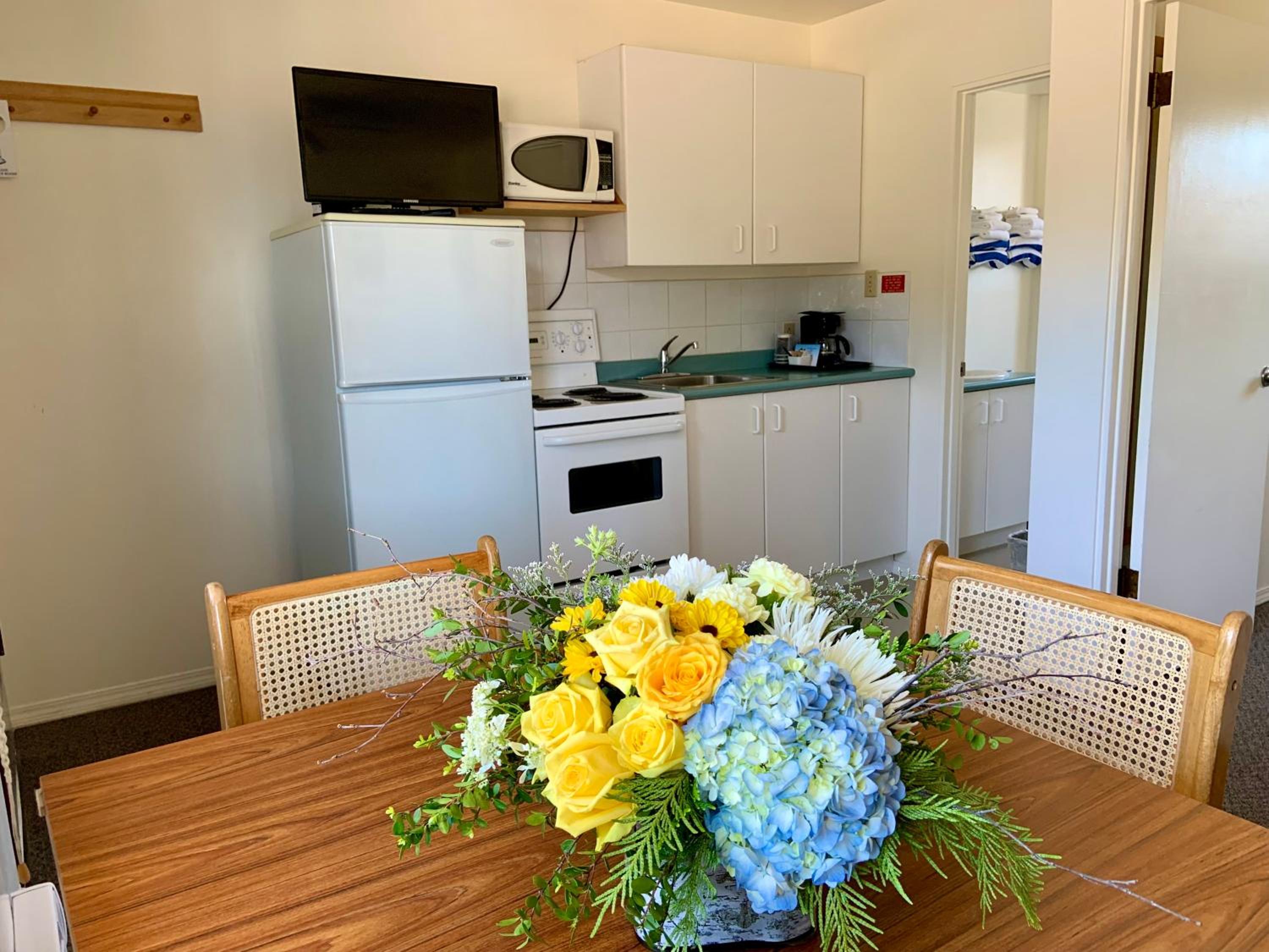 One-Bedroom Suite with Kitchen - Photo 2