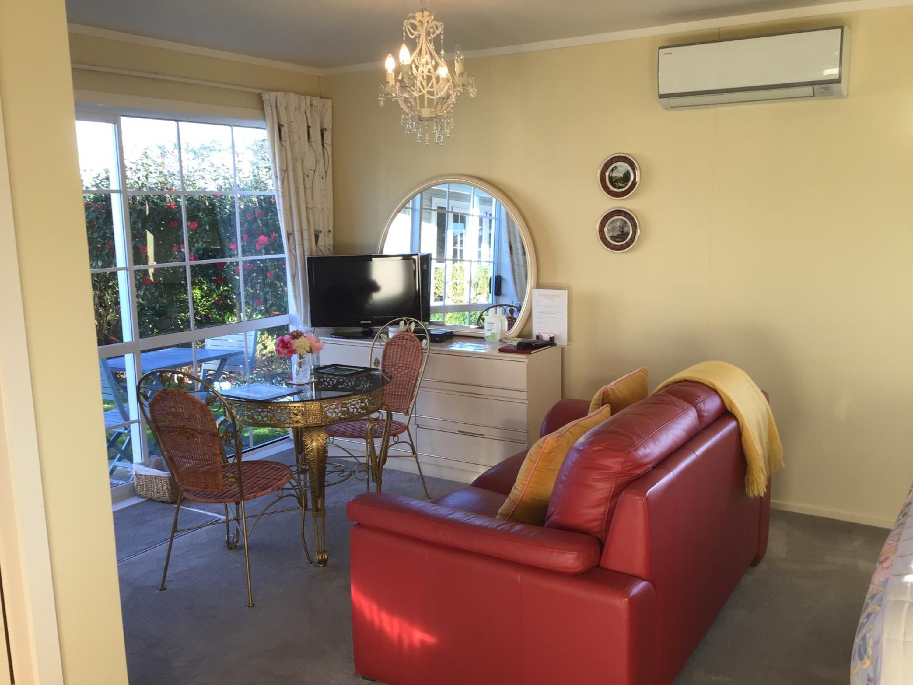 Cottage with Garden View - Photo 3