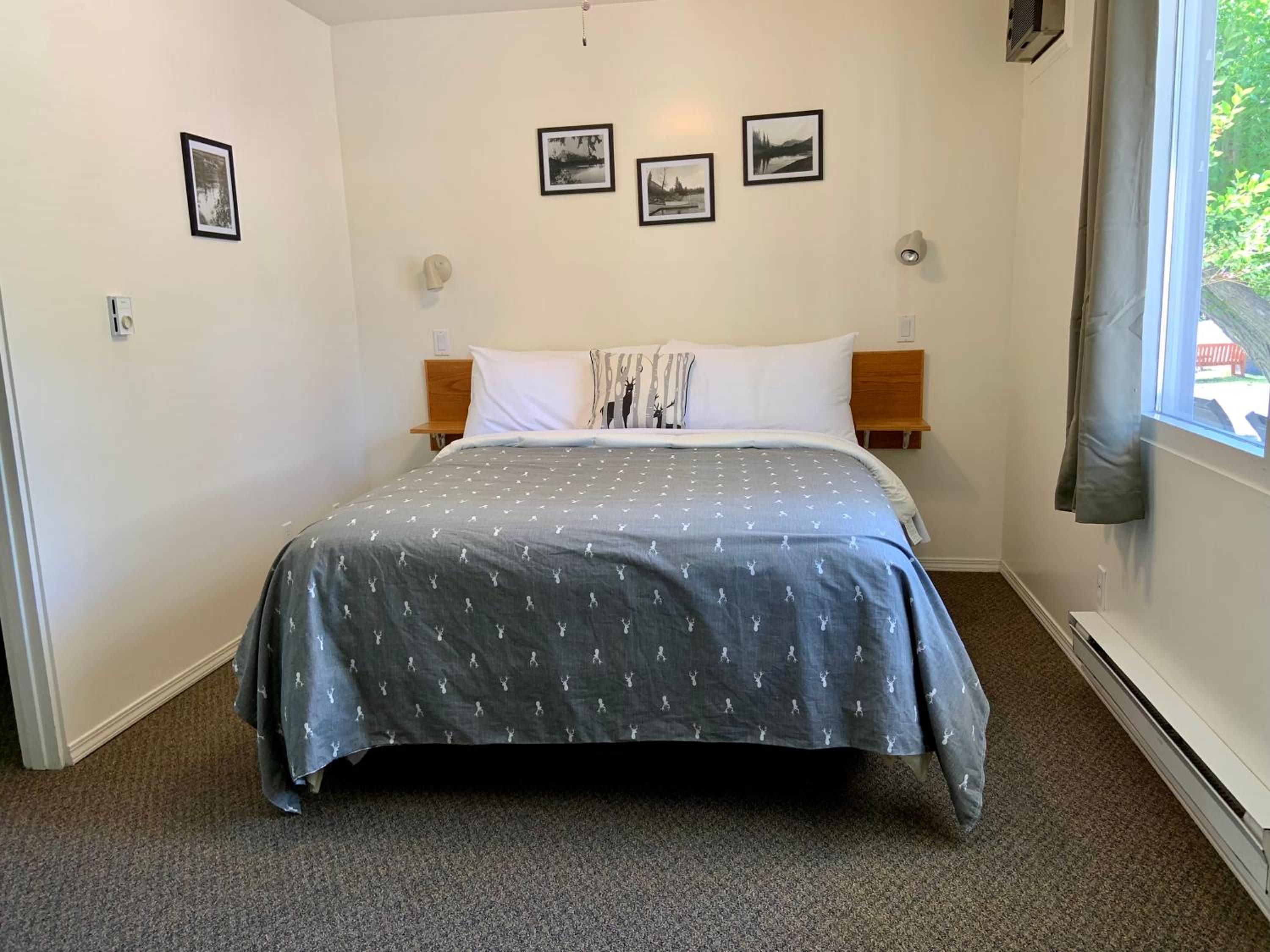 Queen Room with Two Queen Beds - Photo 4