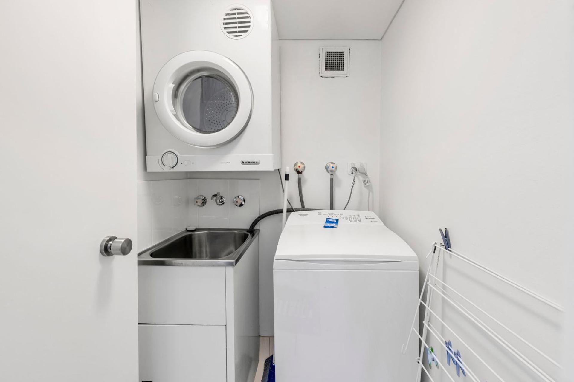 Executive Two Bedroom Dual Key Apartment - Photo 9