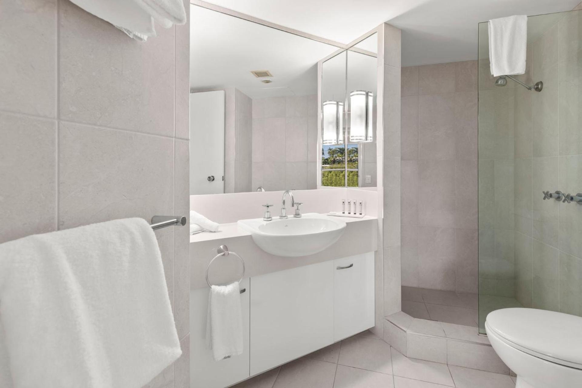 Executive Two Bedroom Dual Key Apartment - Photo 14