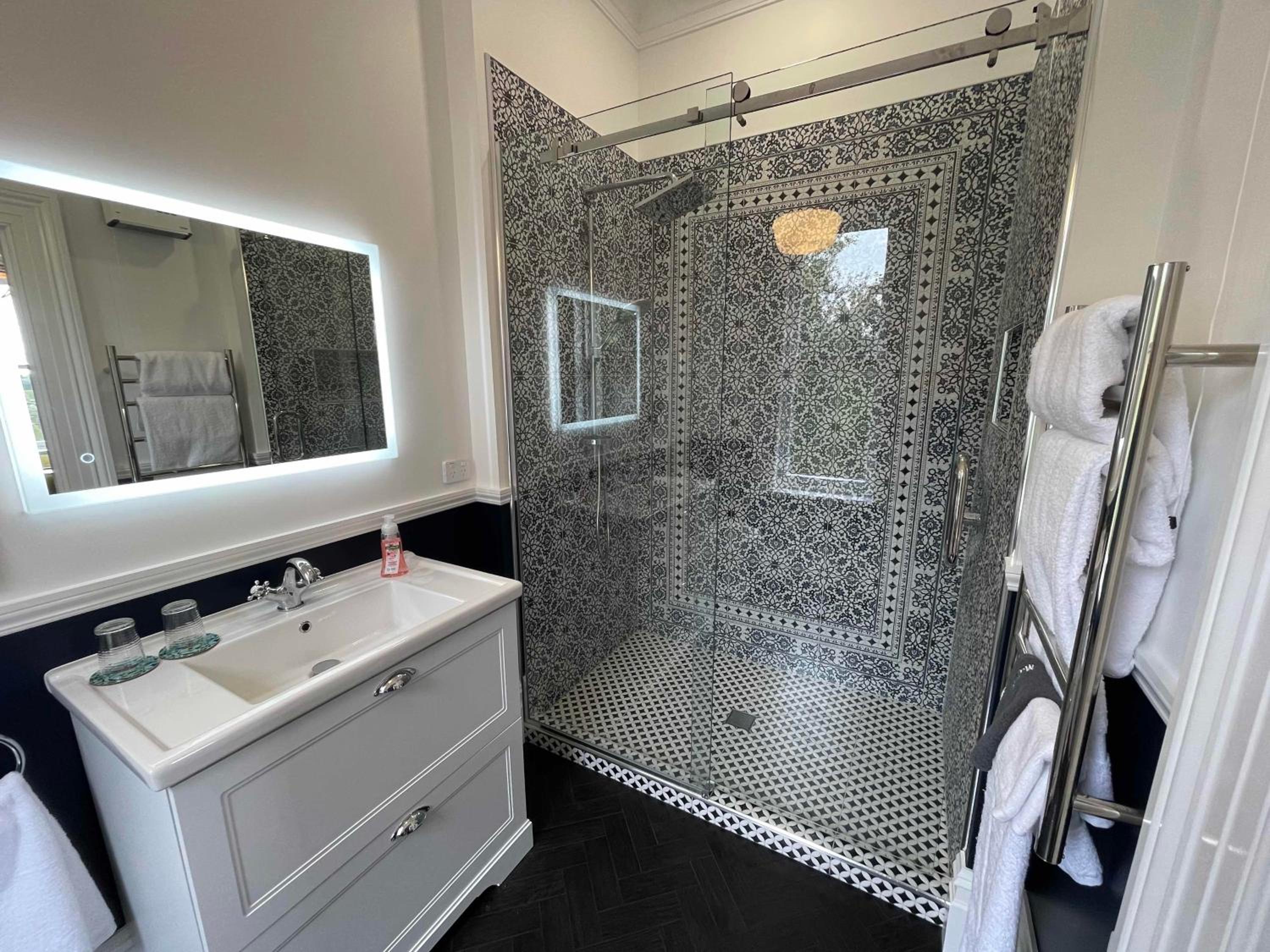 Superior King or Twin Room - Photo 11