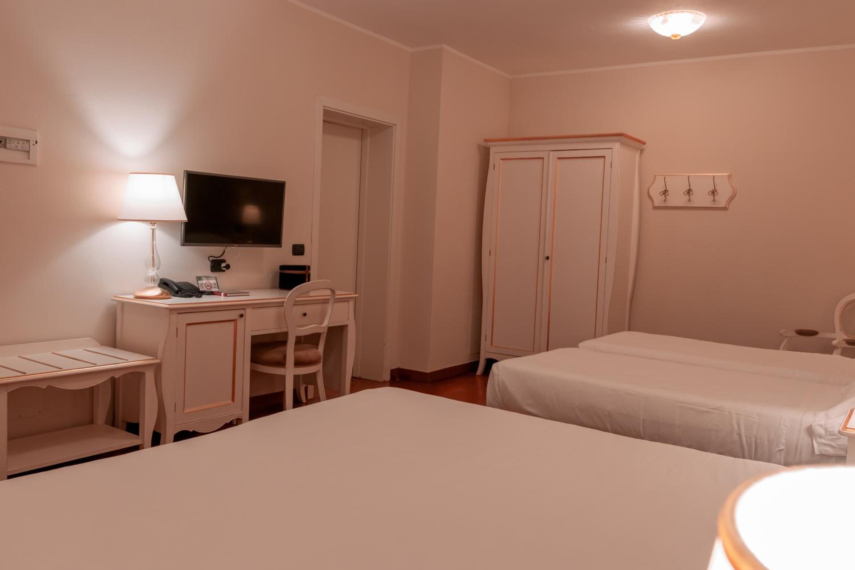 Quadruple Room - Photo 1