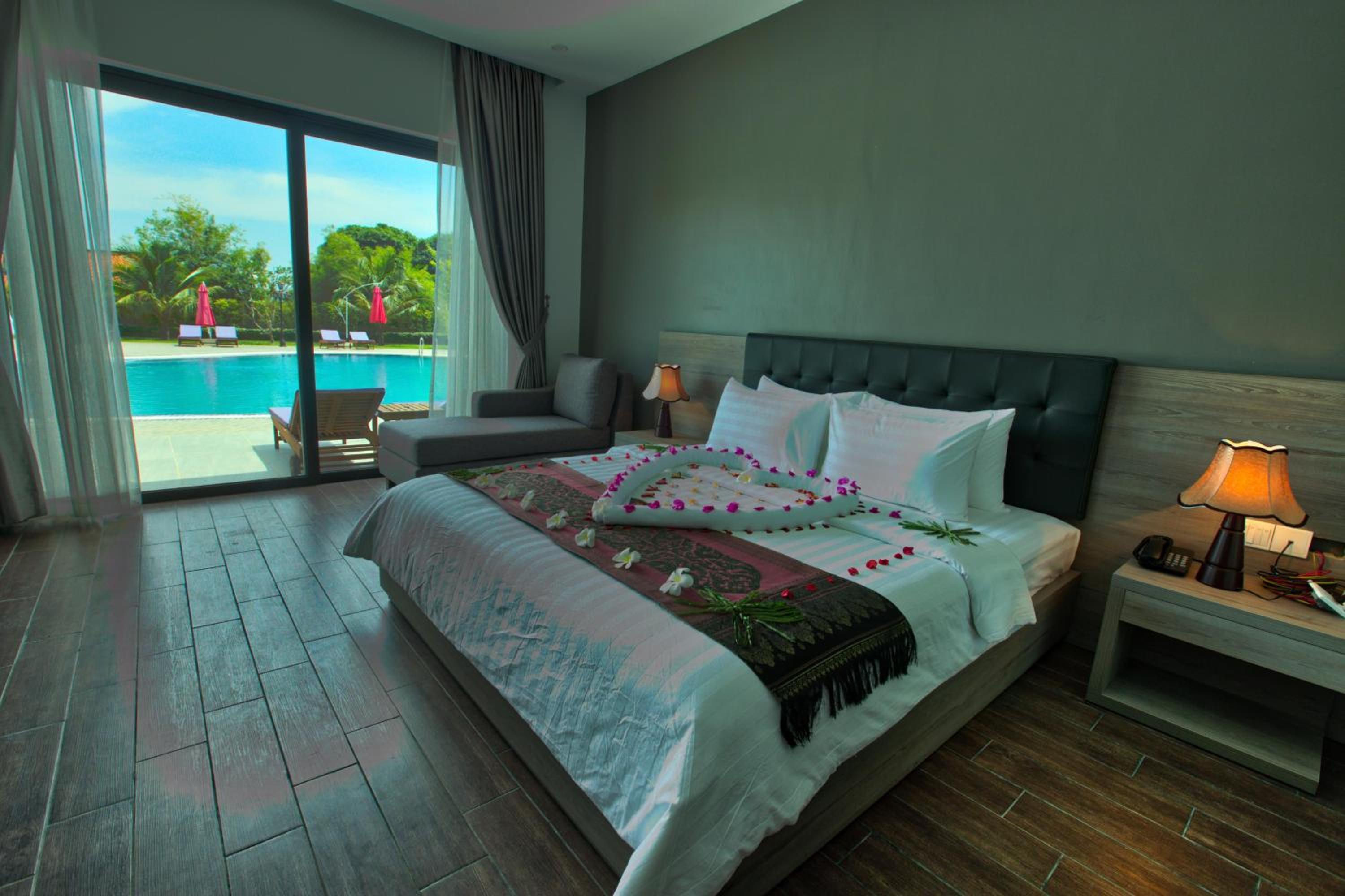 Deluxe King Pool View photo 1