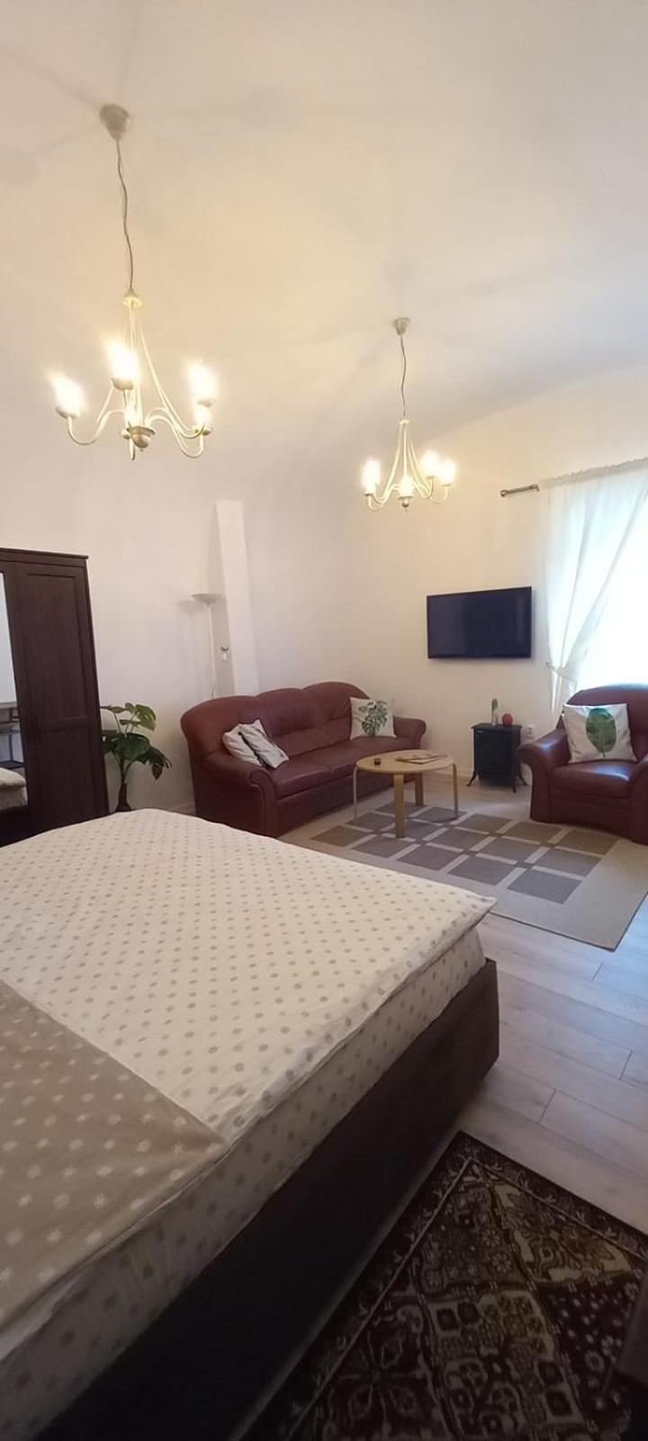 One-Bedroom Apartment - Photo 6