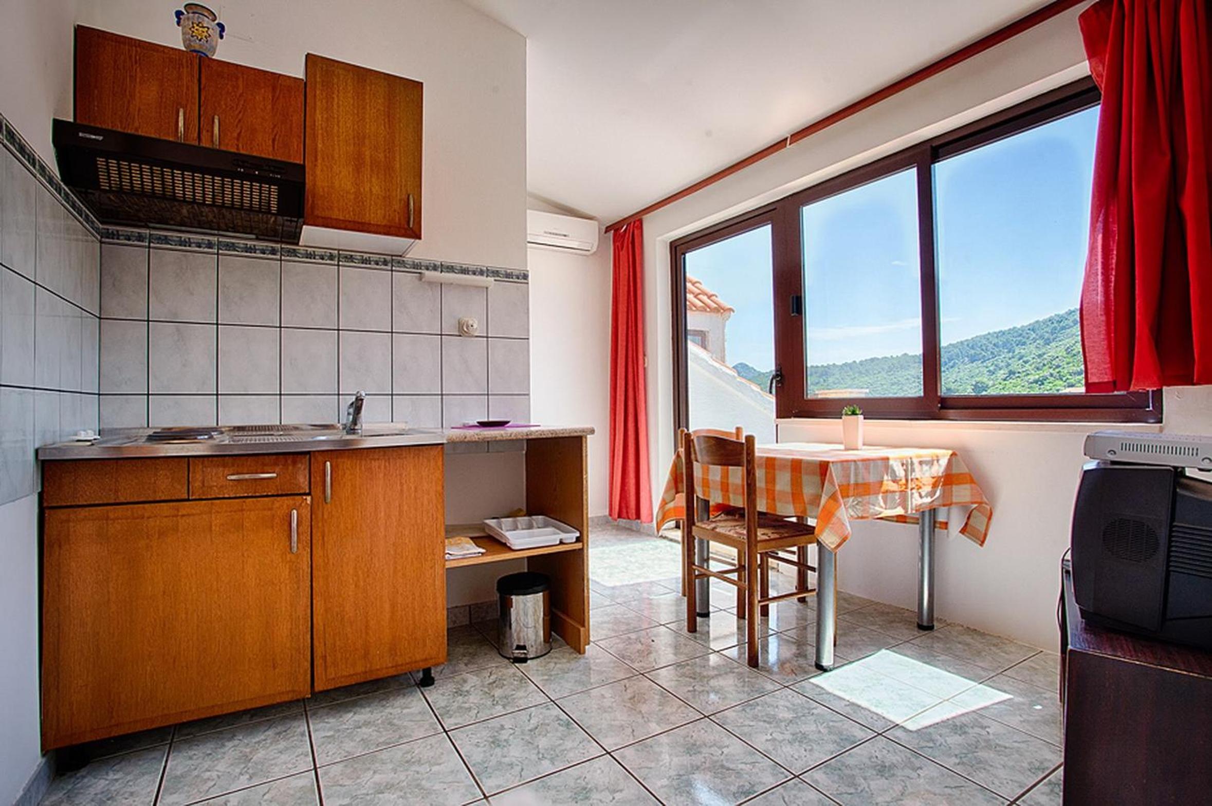 One-Bedroom Apartment with Two Balconies and Sea View photo 3