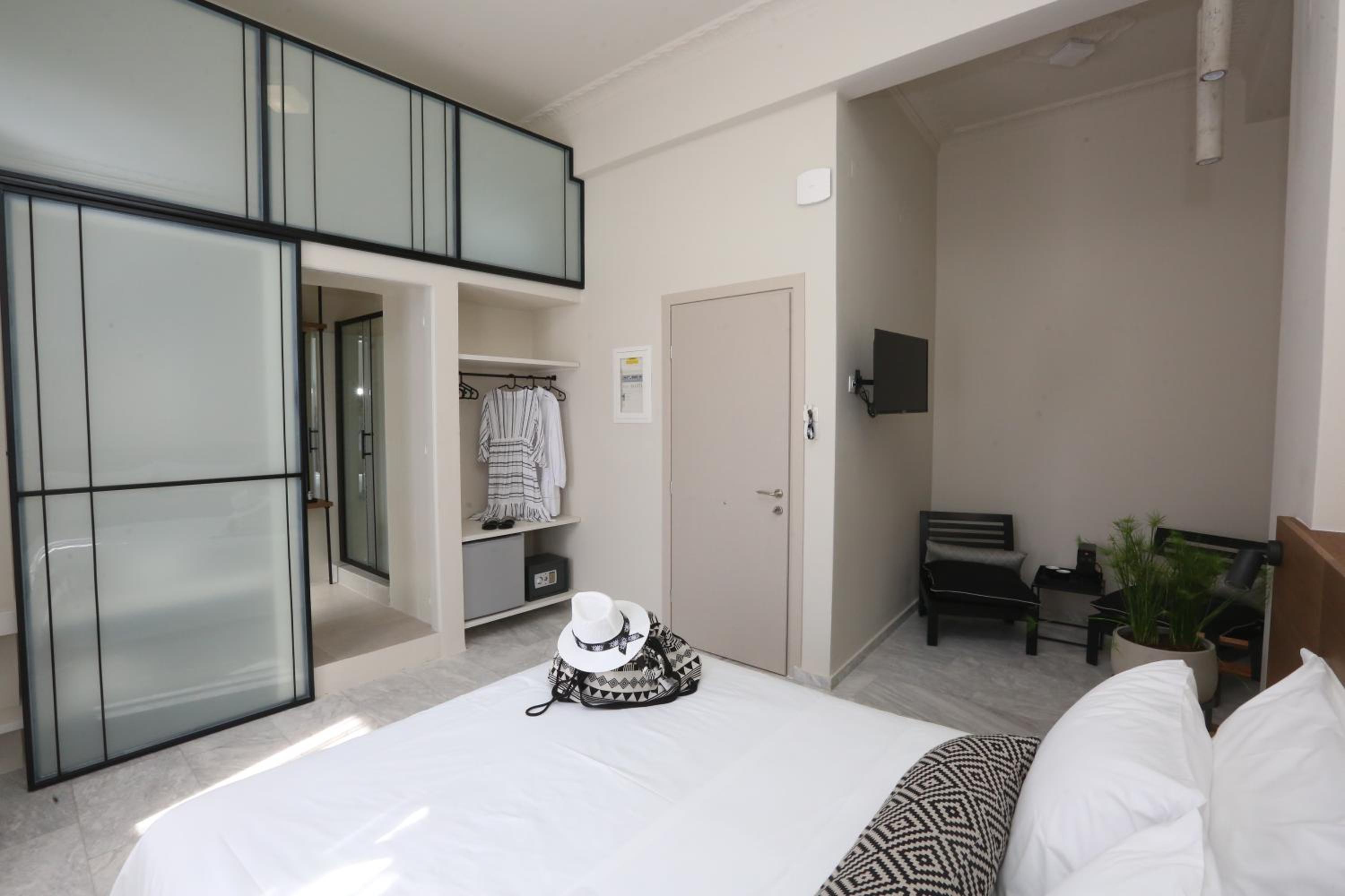 Deluxe Junior Suite - Photo 18