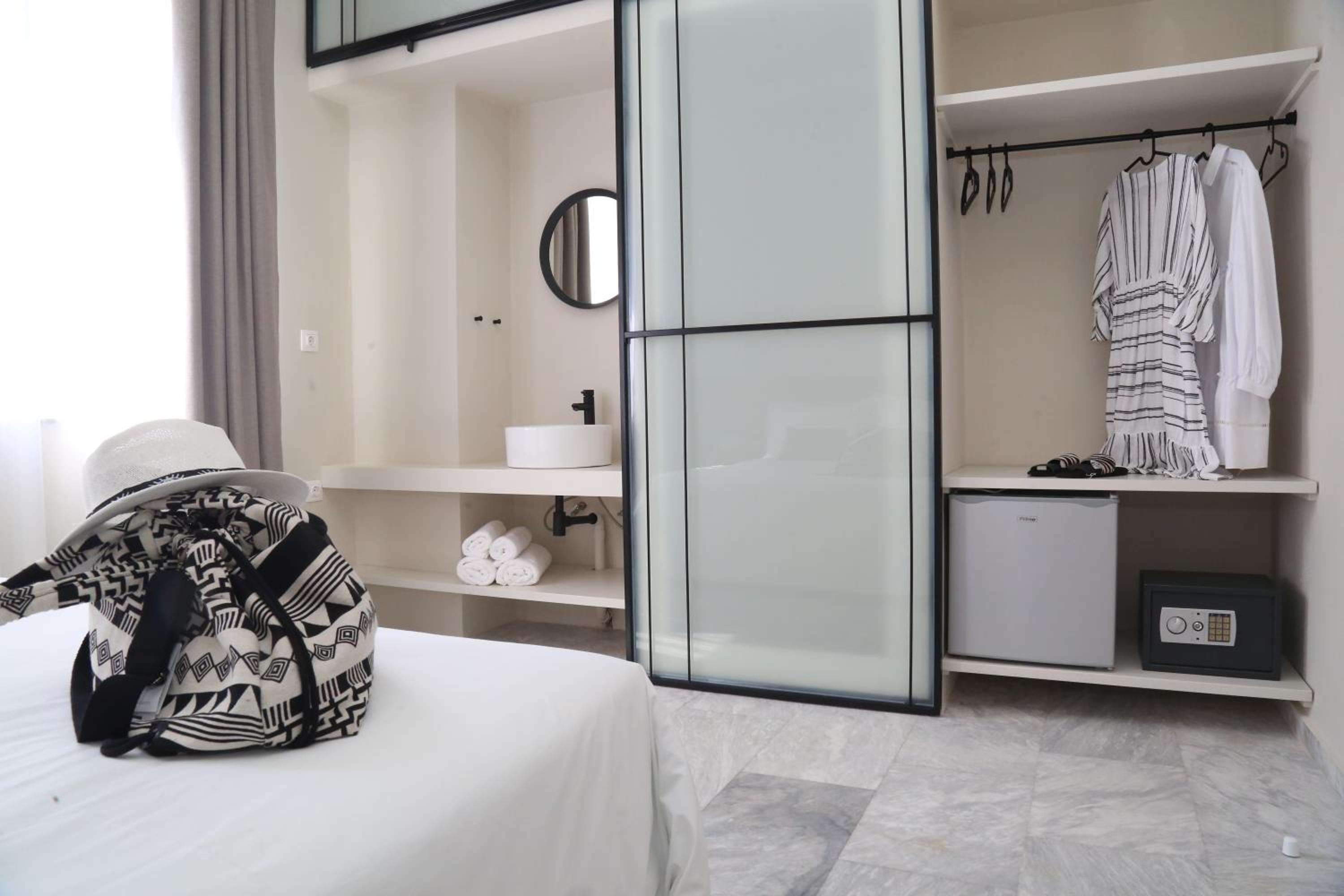 Deluxe Junior Suite - Photo 20