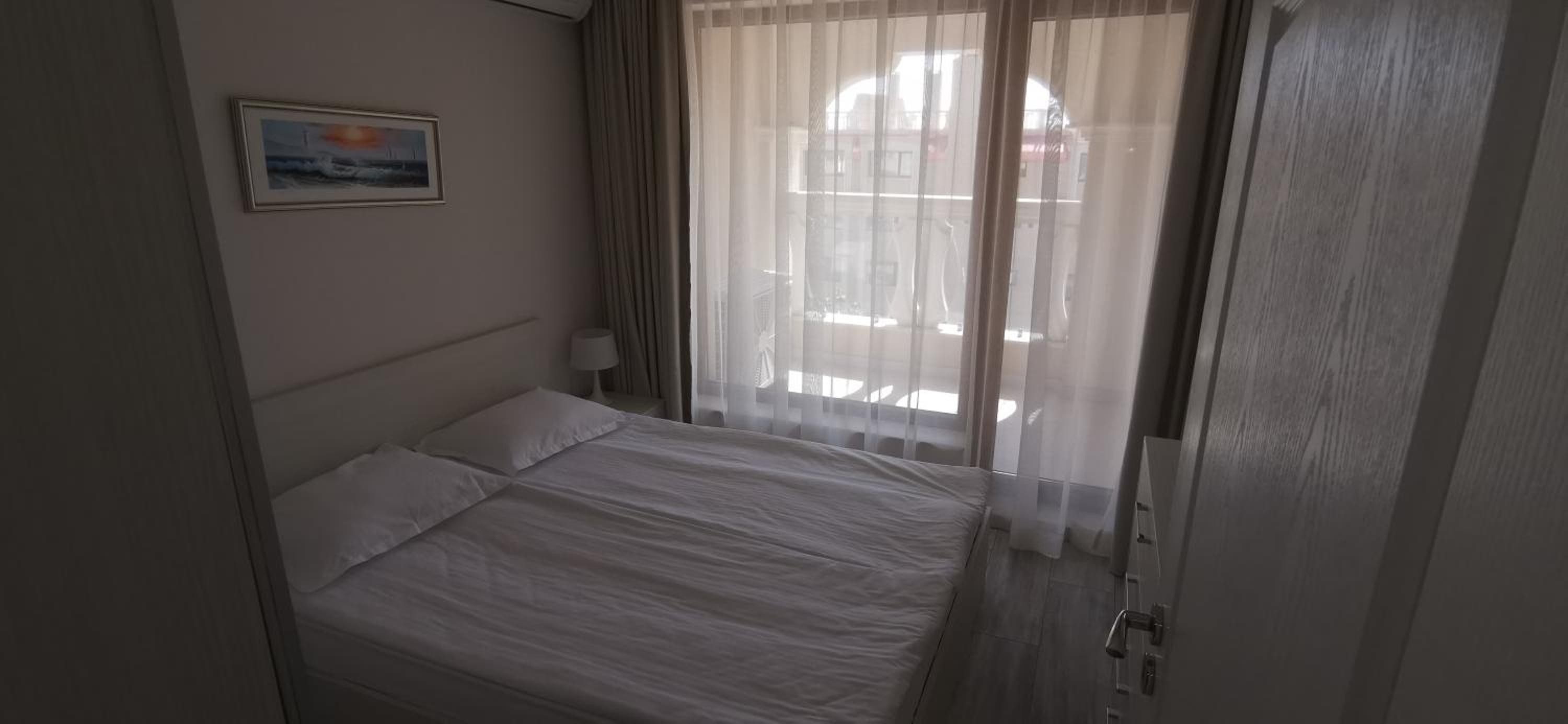 Deluxe One-Bedroom Apartment with Park View photo 2