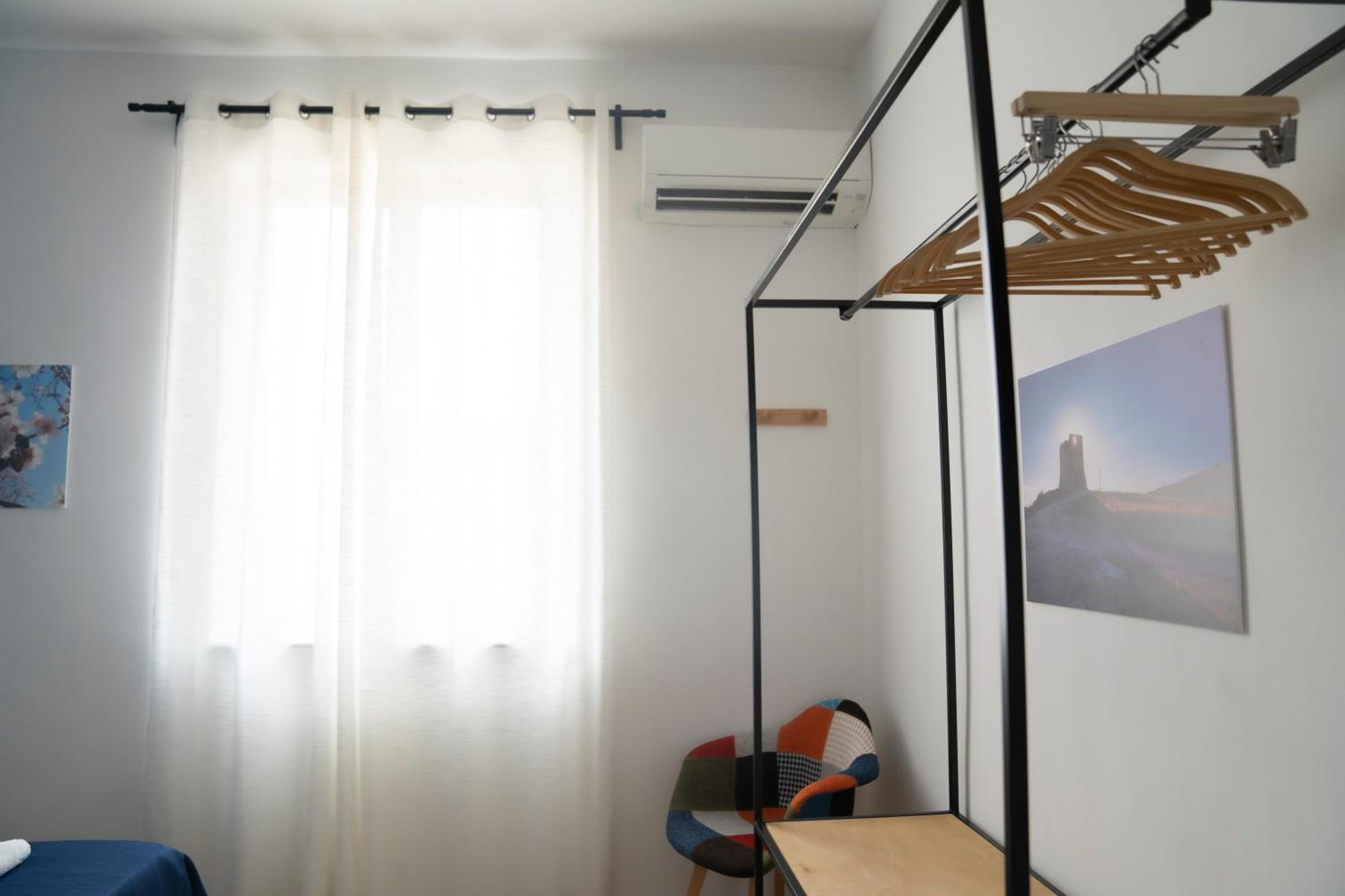 Large Double Room - Photo 3