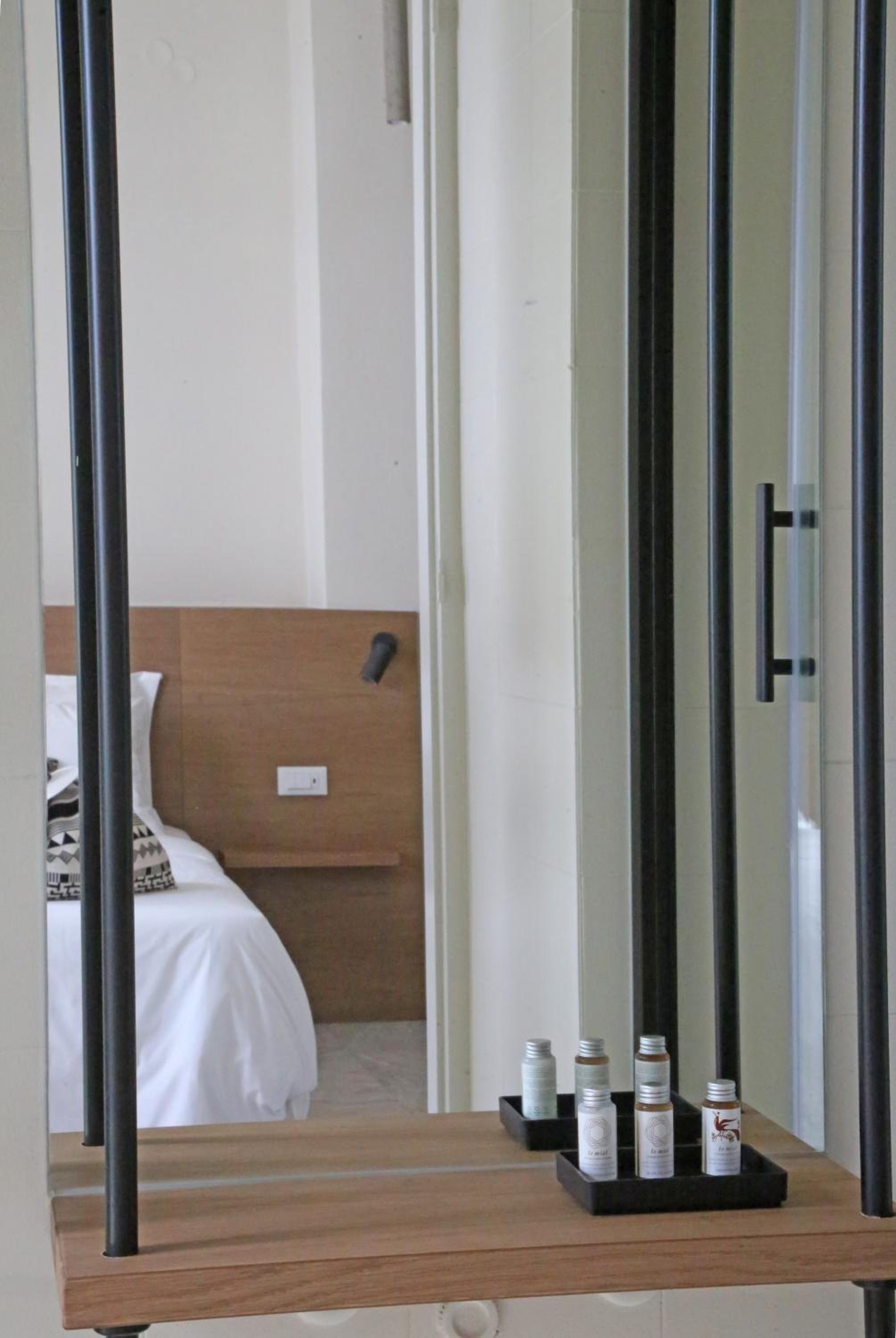 Deluxe Junior Suite - Photo 21