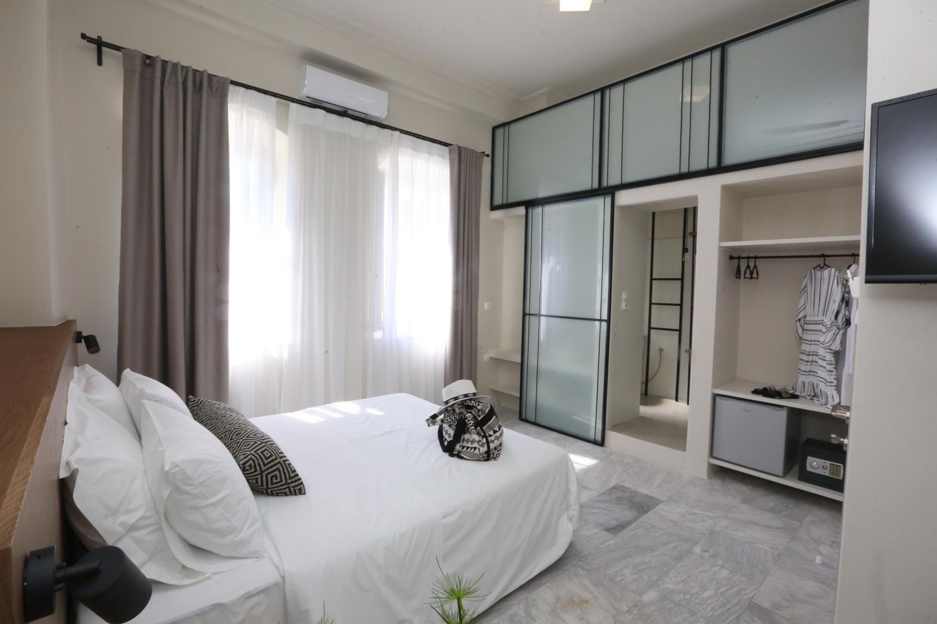 Deluxe Junior Suite - Photo 19
