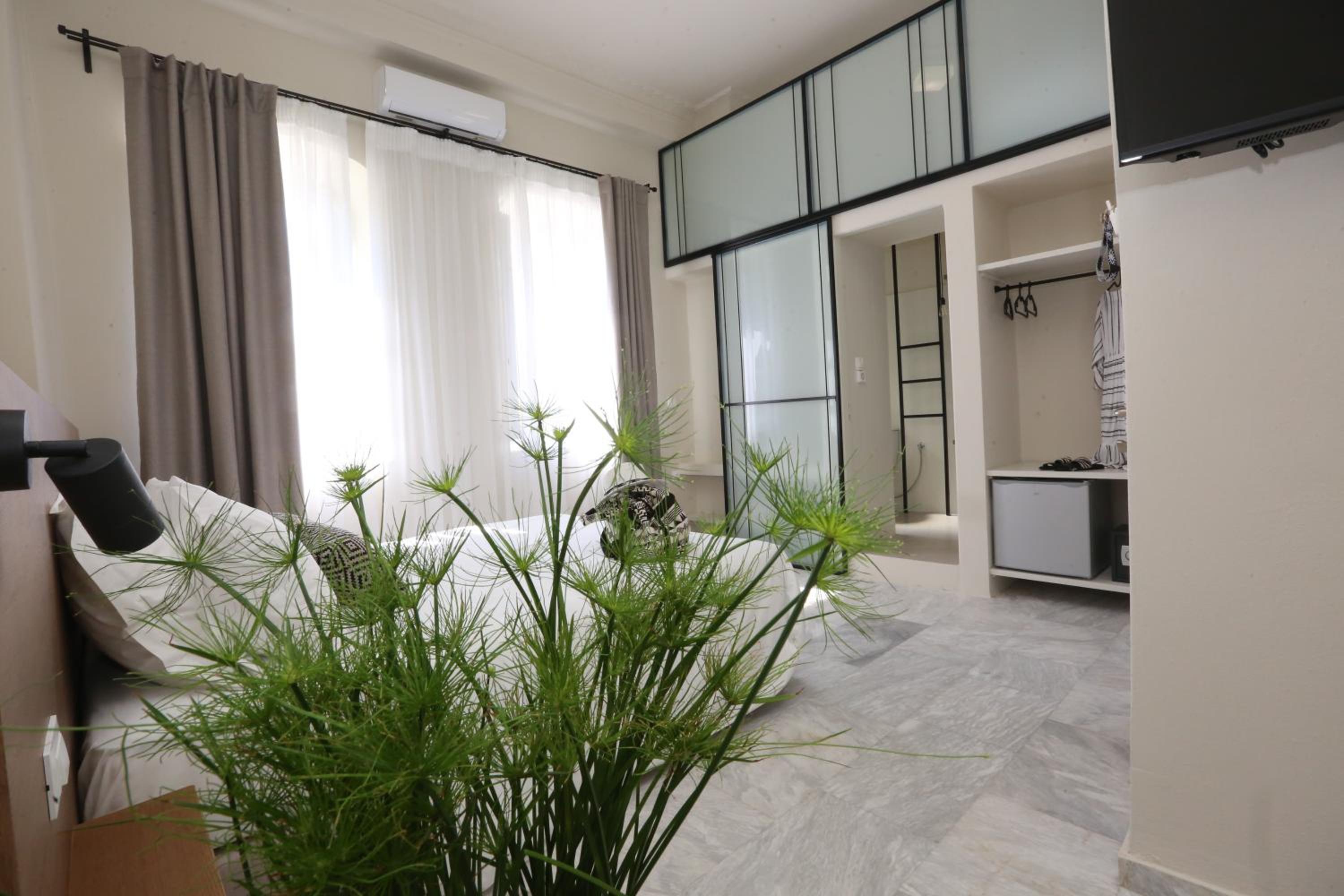 Deluxe Junior Suite - Photo 26