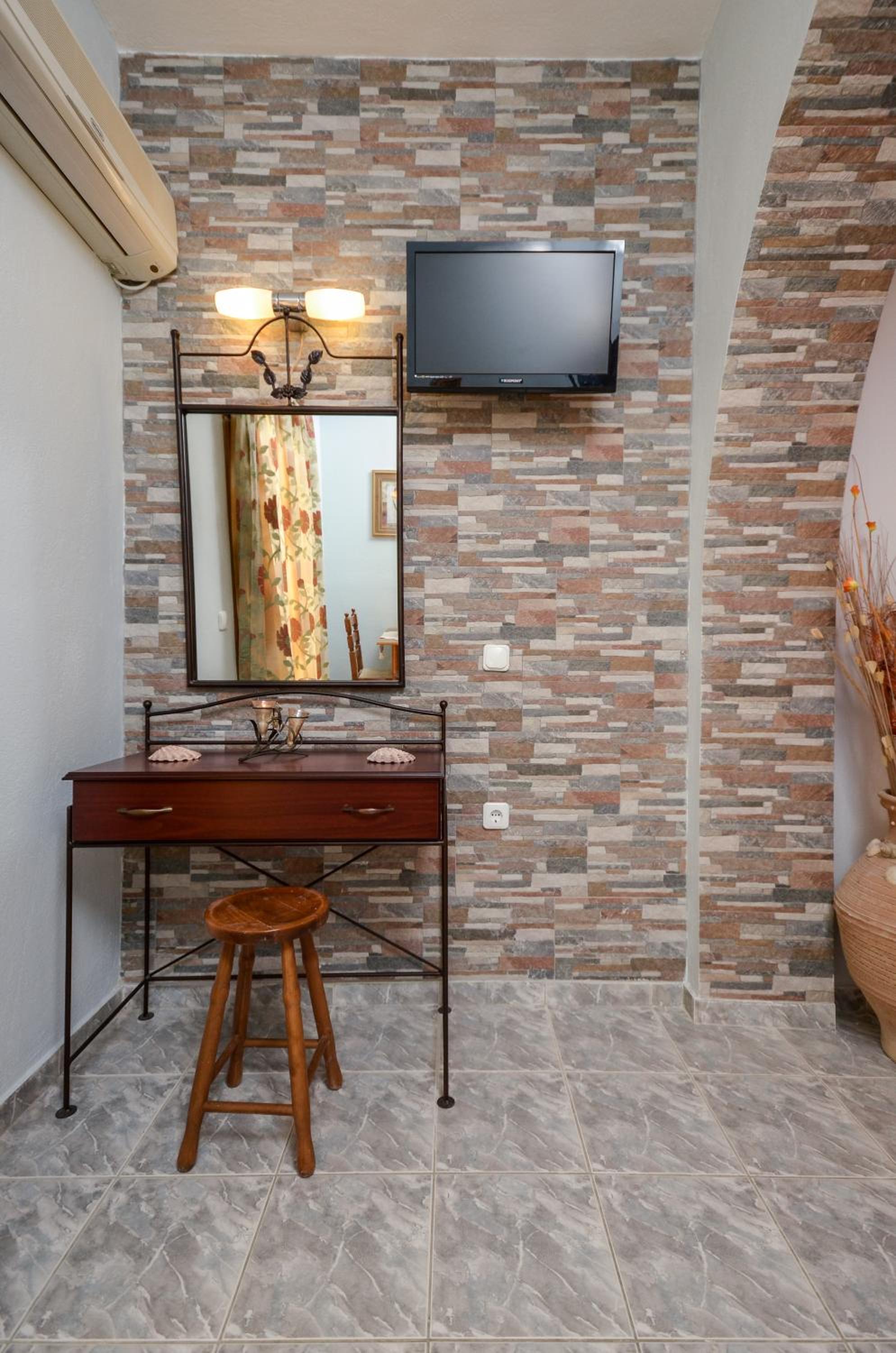 Studio (3 Adults)