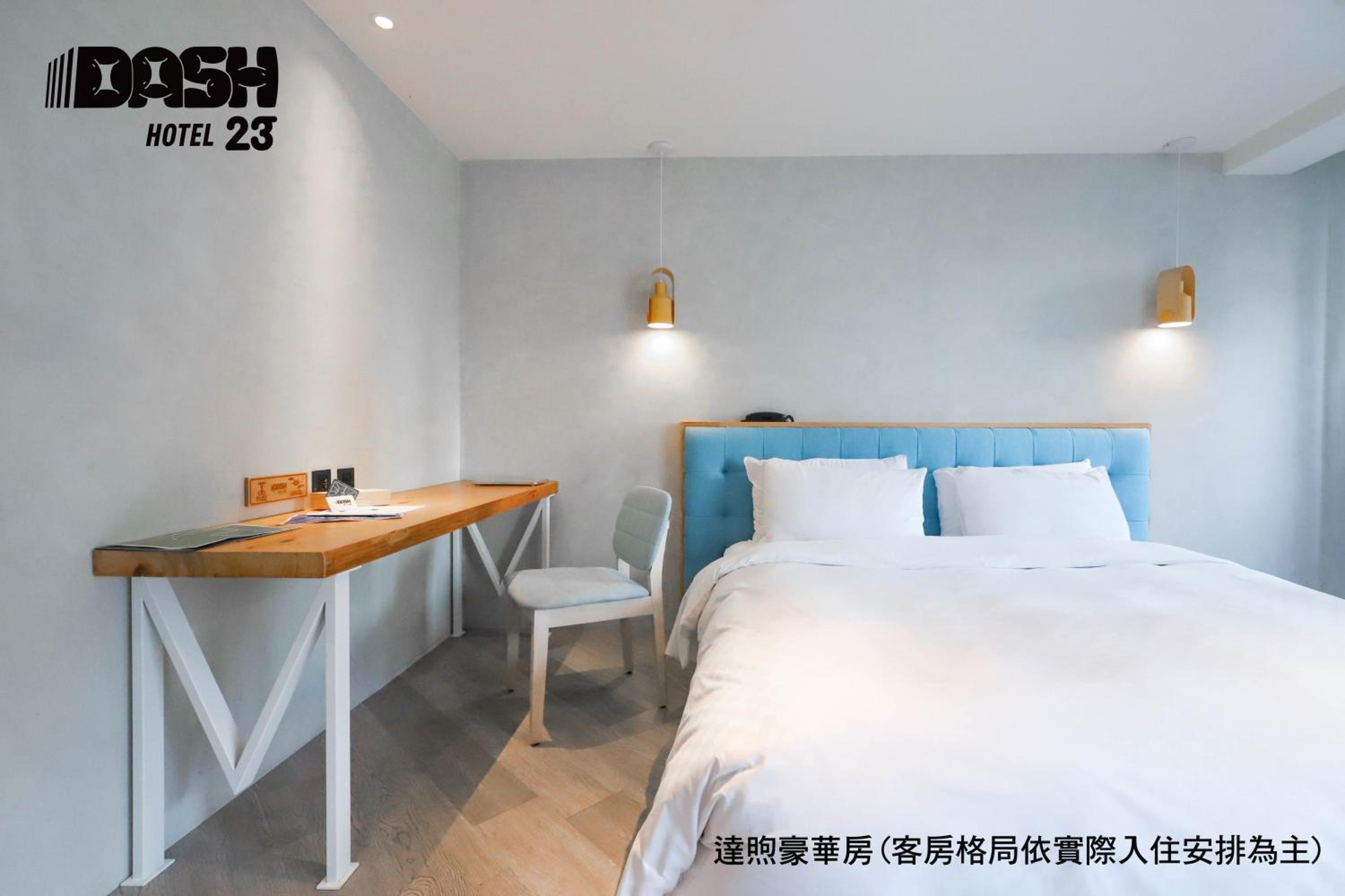 Deluxe Double Room with Balcony - Photo 11