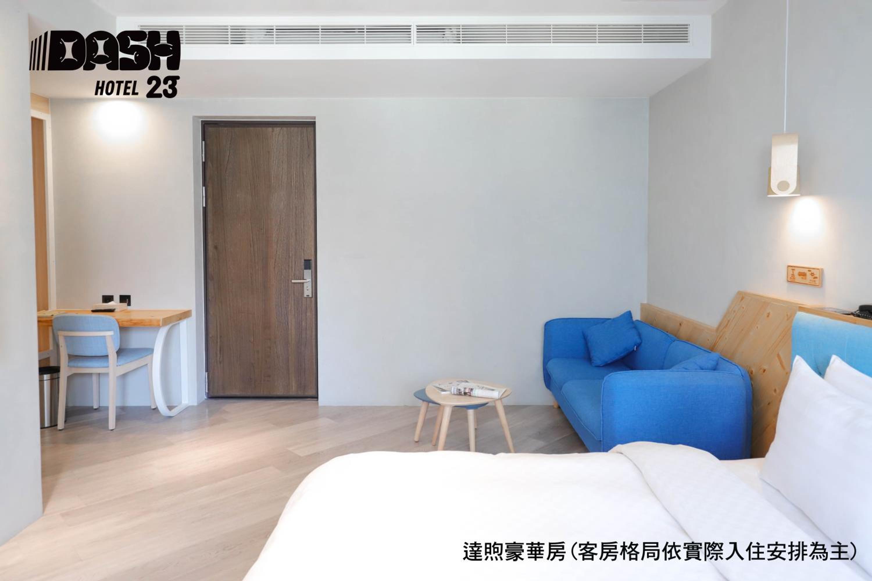 Deluxe Double Room with Balcony - Photo 4