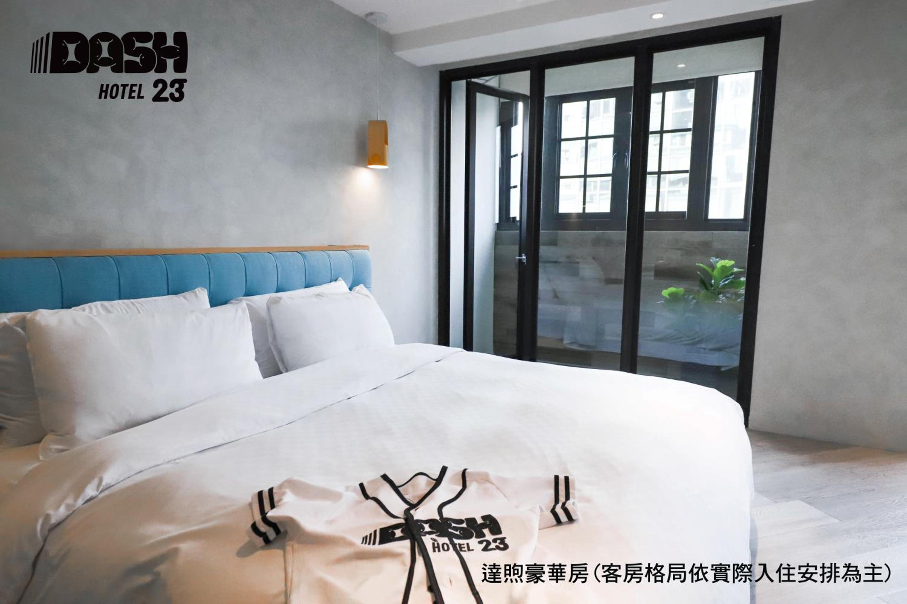 Deluxe Double Room with Balcony - Photo 5