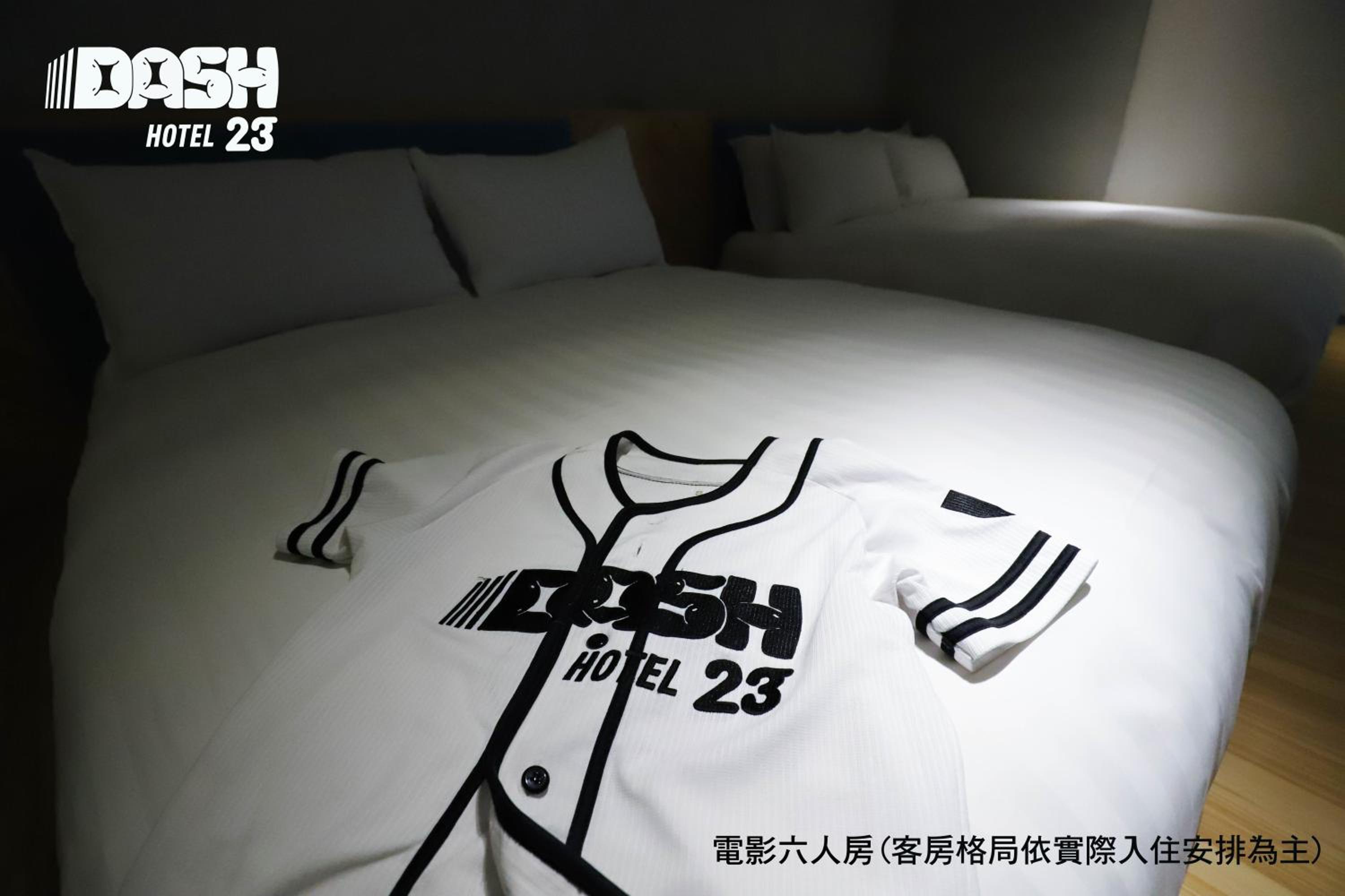 Movie Six People Room with Balcony - Photo 12