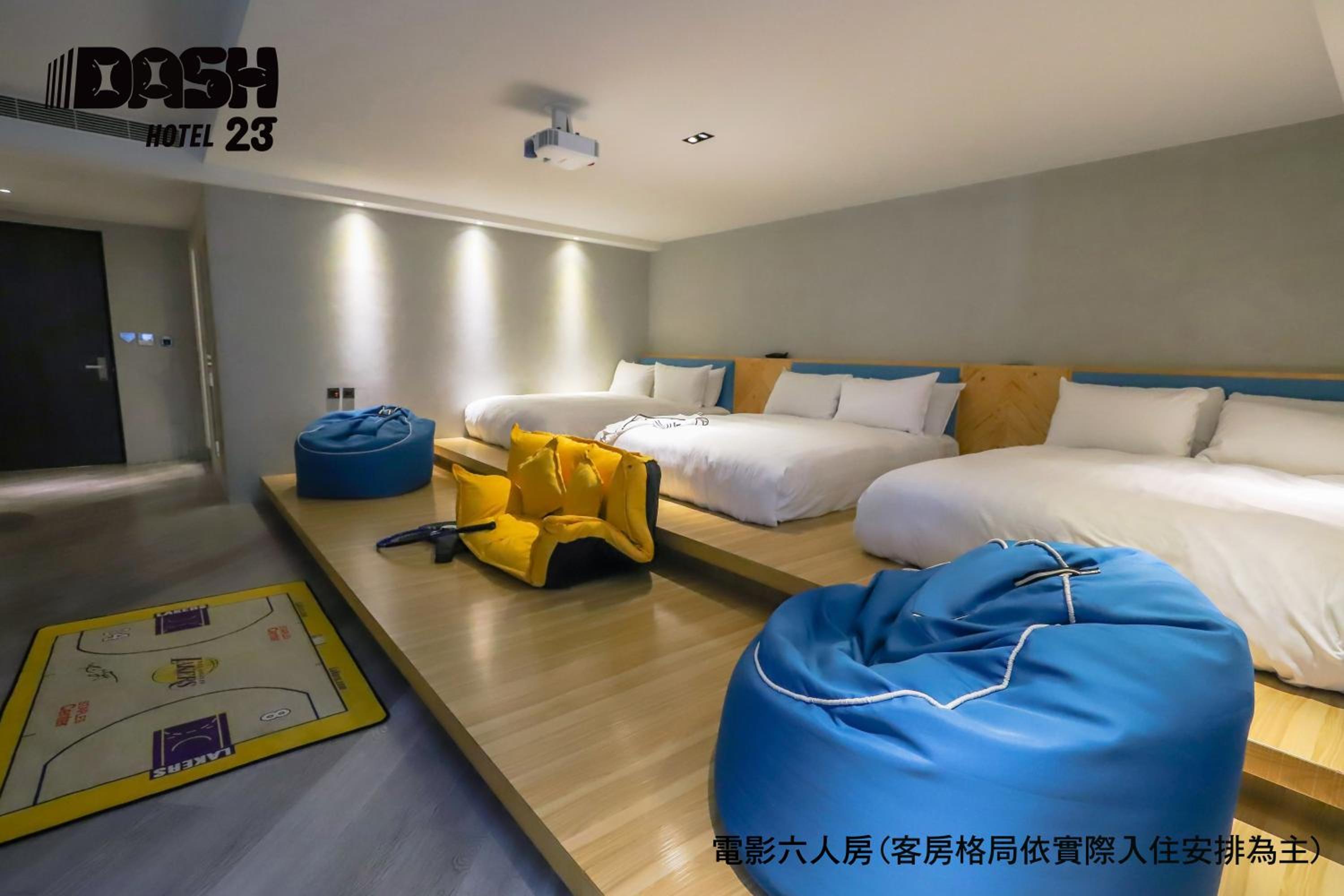 Movie Six People Room with Balcony - Photo 6