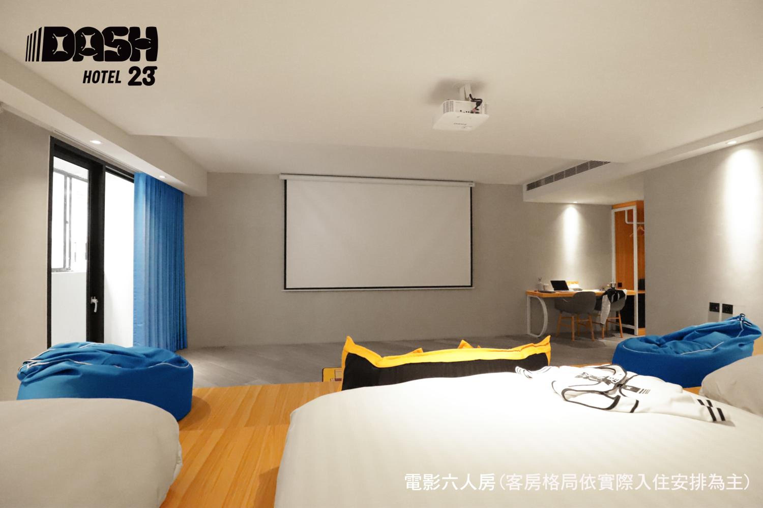Movie Six People Room with Balcony - Photo 4