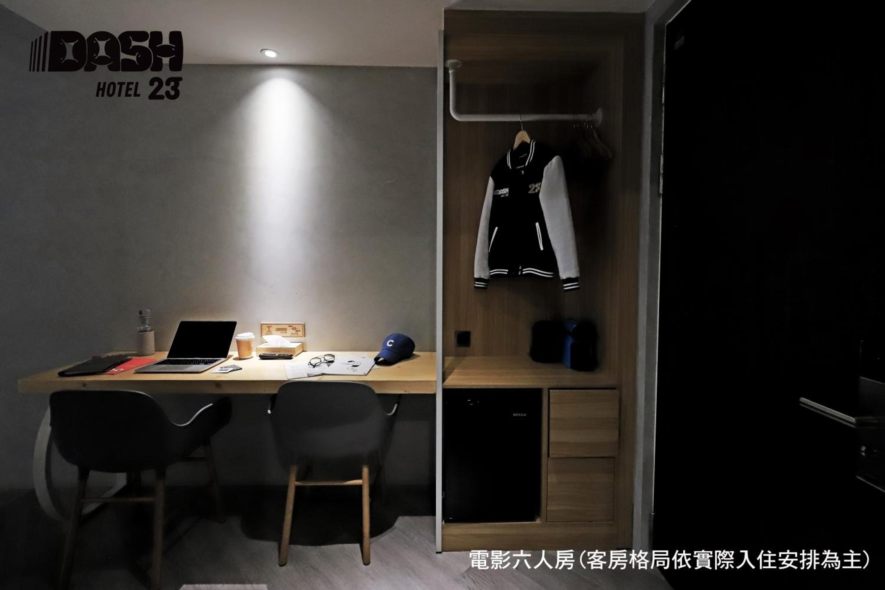 Movie Six People Room with Balcony - Photo 9