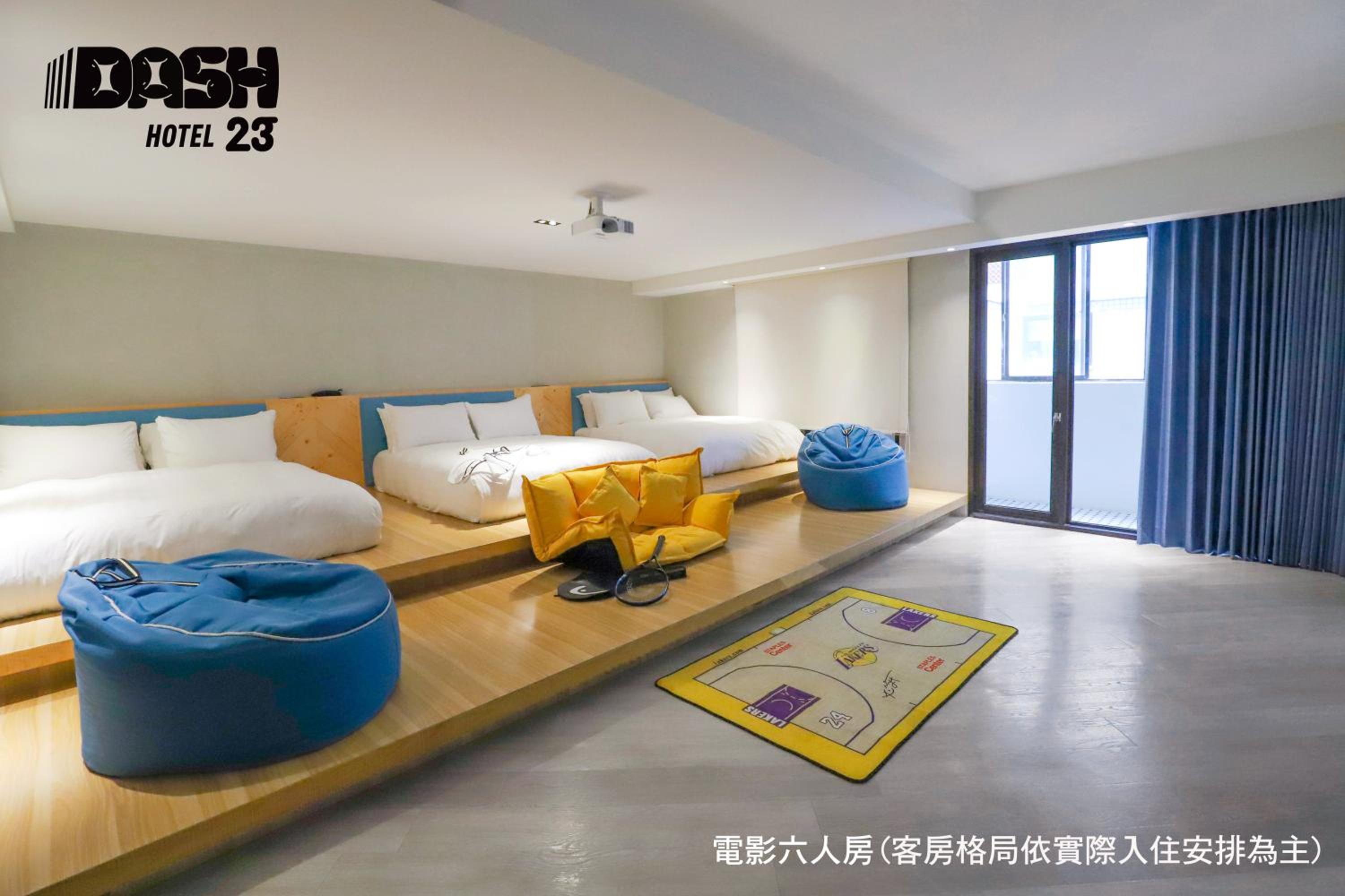Movie Six People Room with Balcony - Photo 5