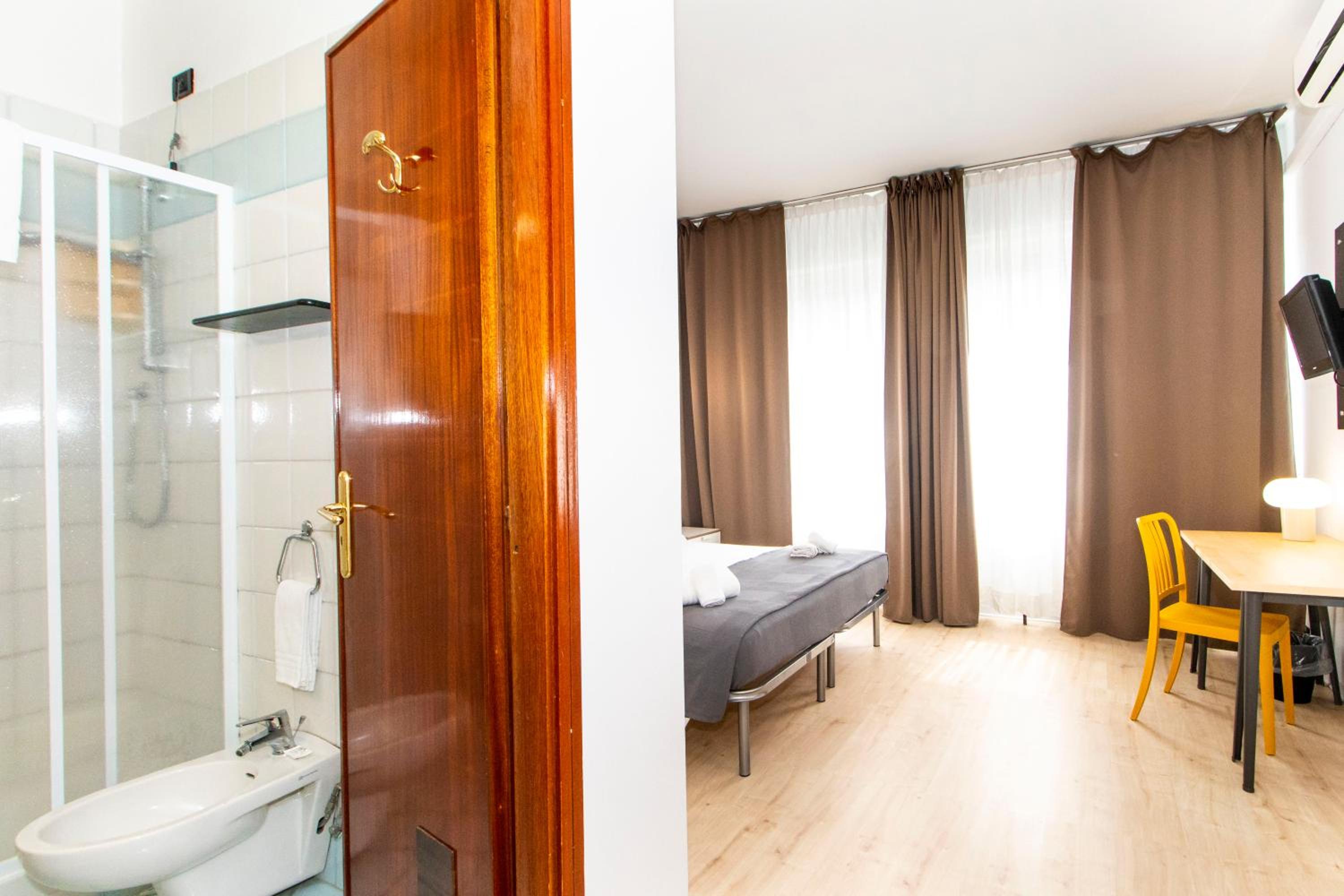 Double Room - Photo 8