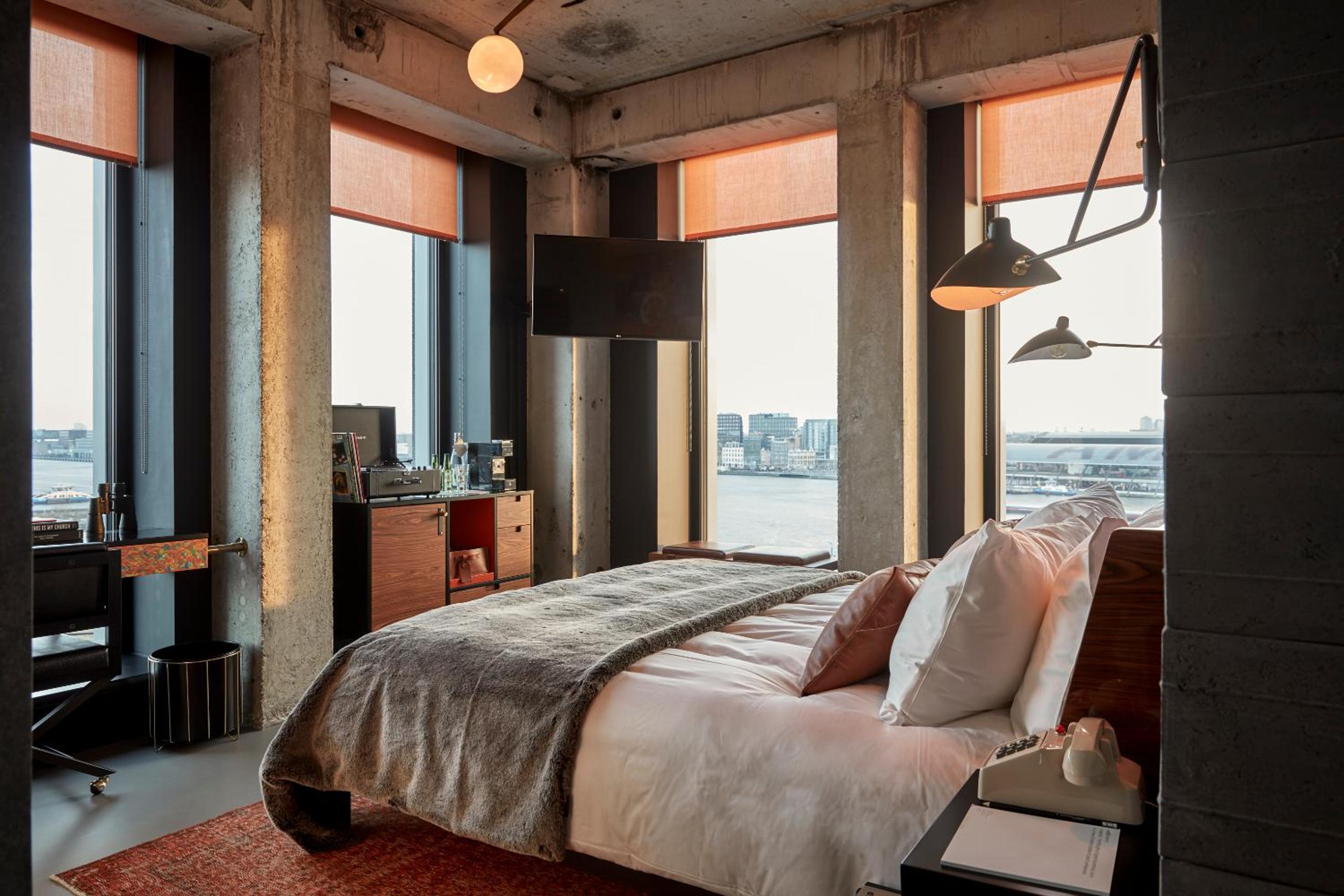 Deluxe Corner Room with City View photo 1
