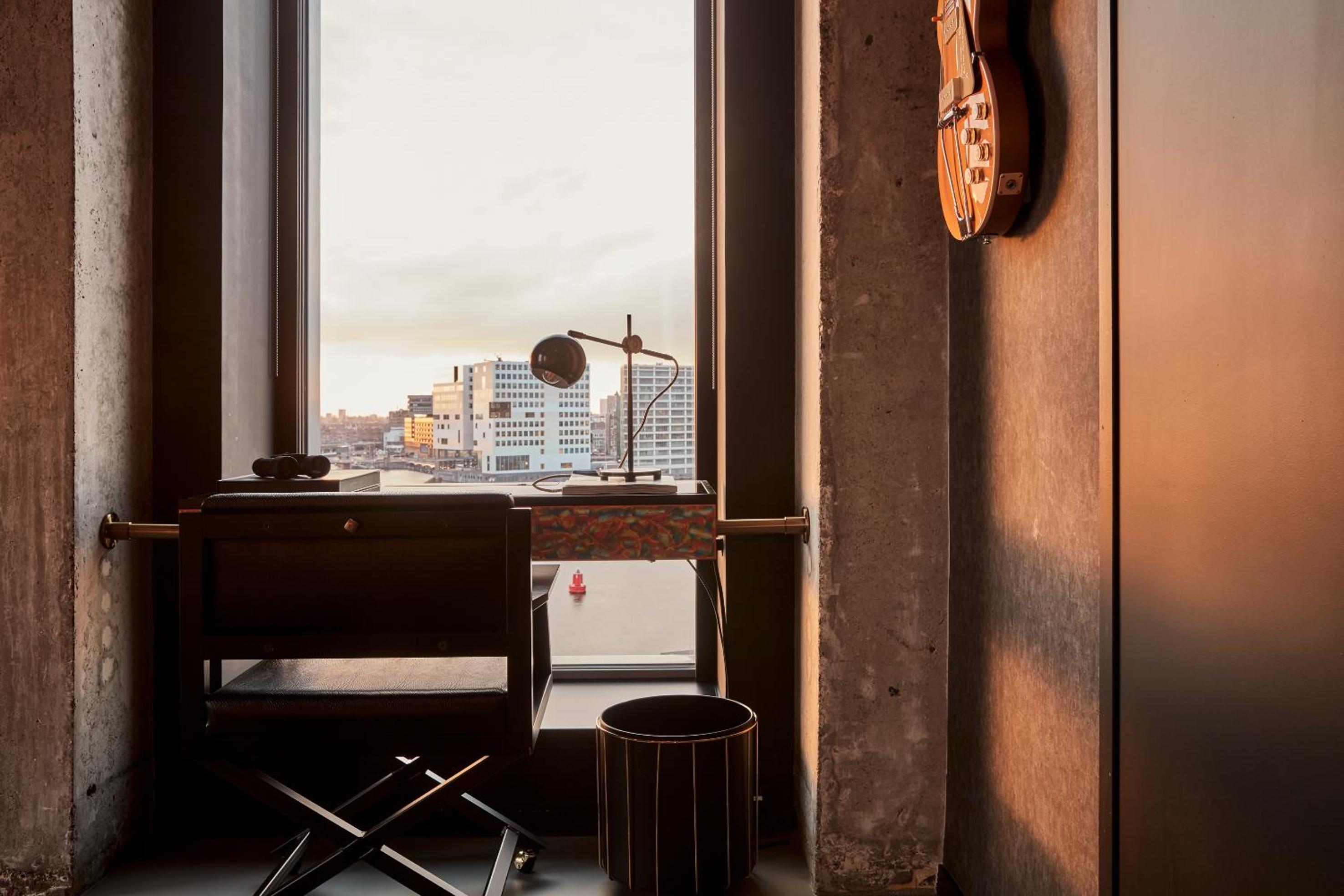Deluxe Corner Room with City View photo 2