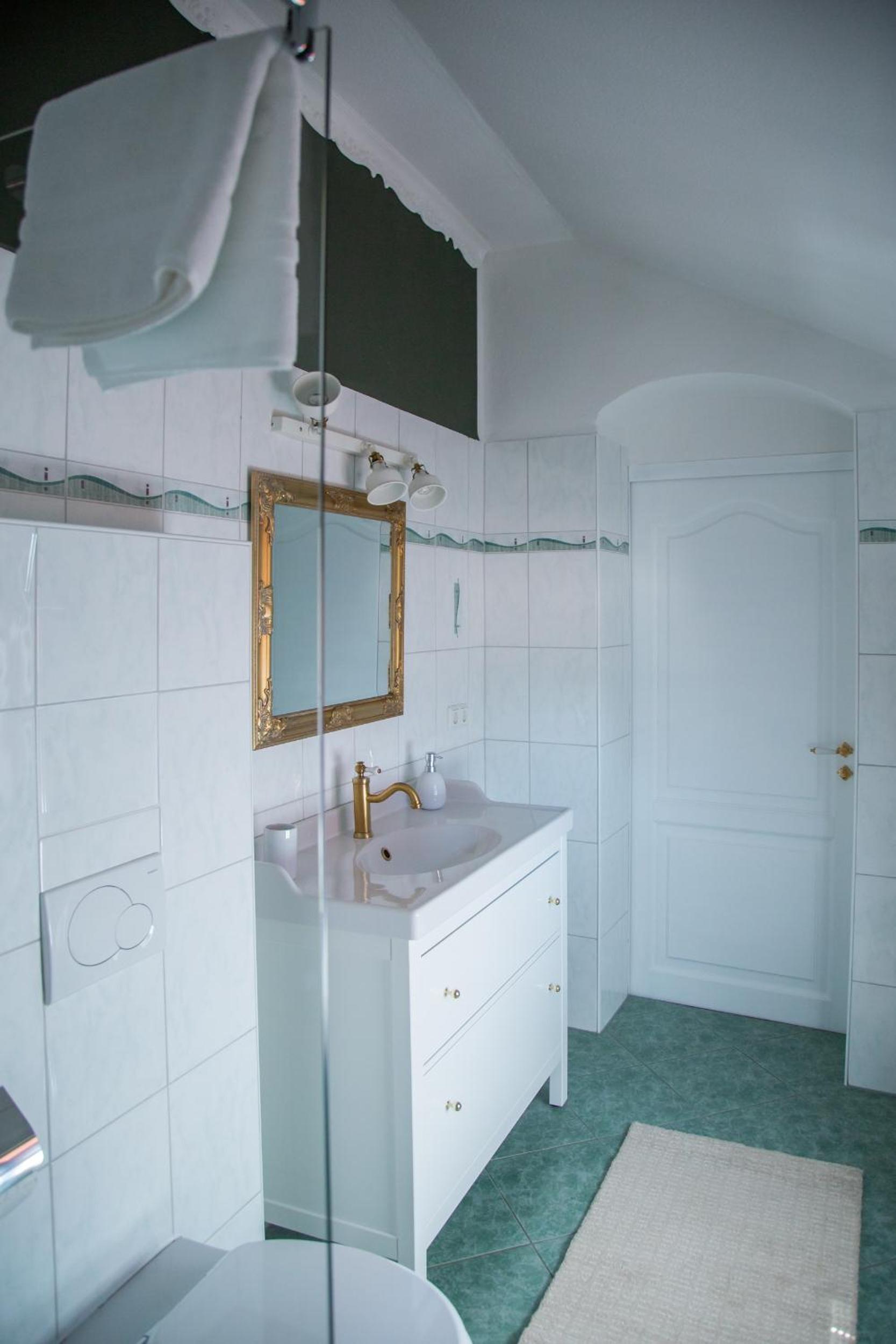 Queen Room photo 3