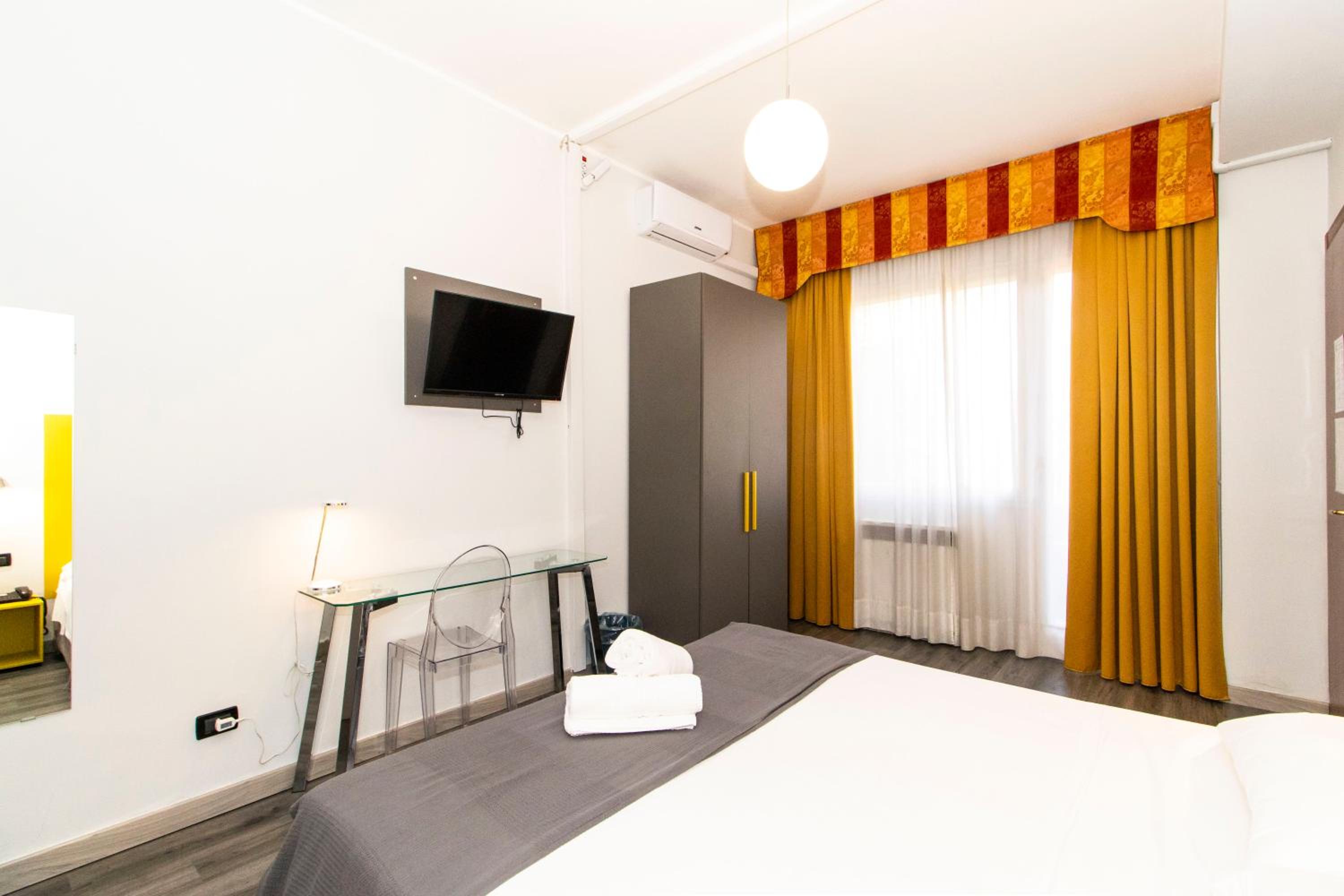 Double Room - Photo 16