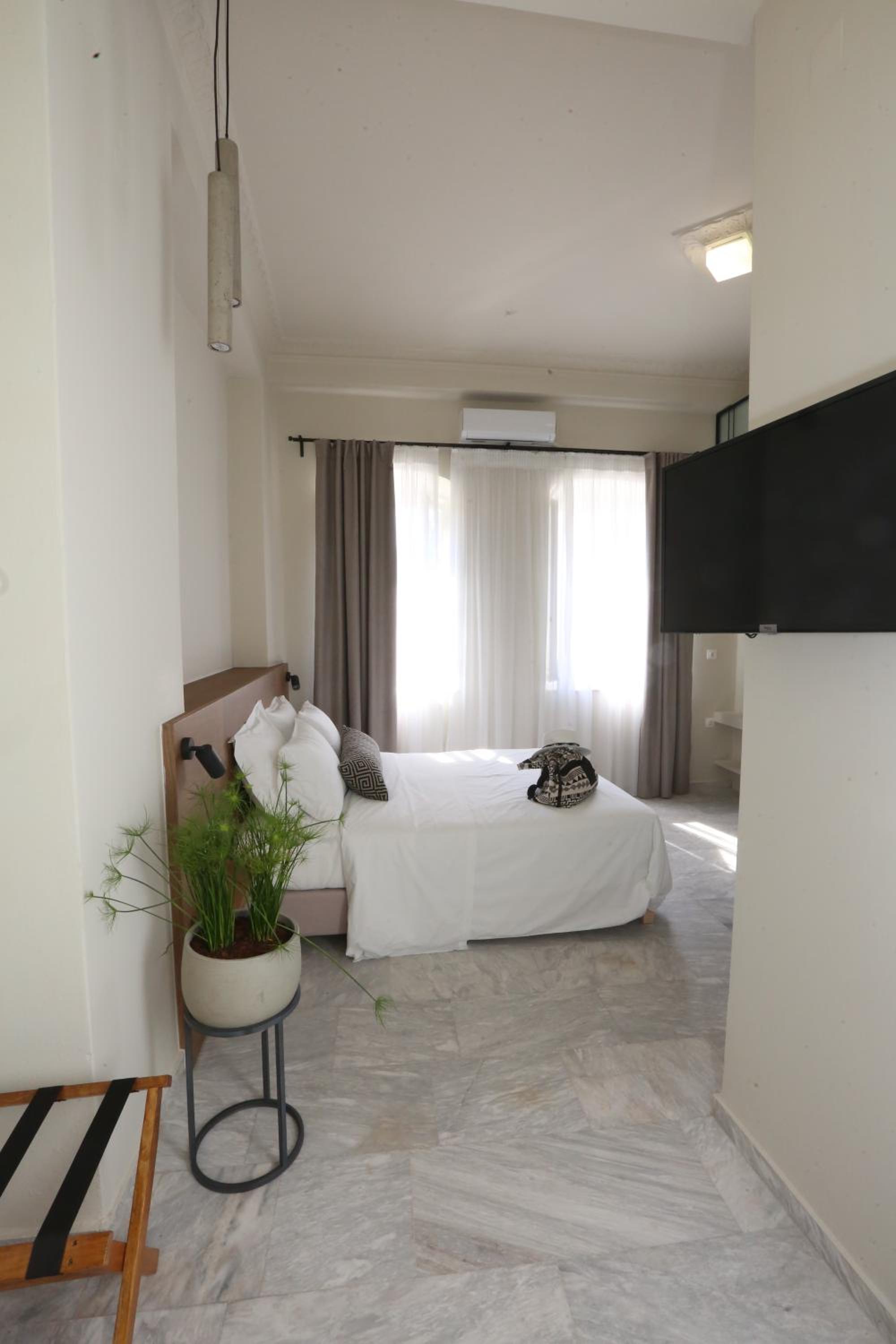 Deluxe Junior Suite - Photo 22