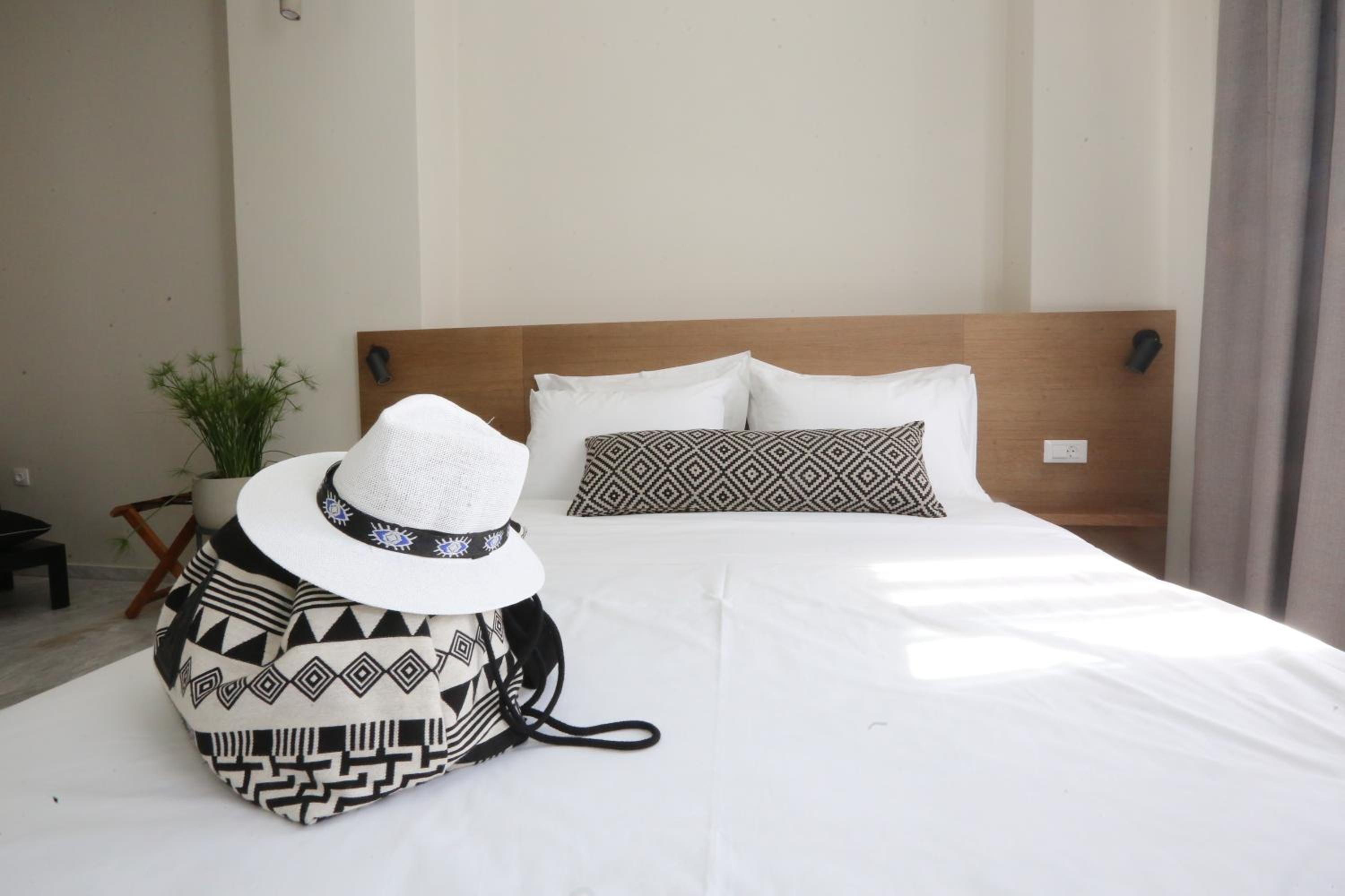 Deluxe Junior Suite - Photo 23